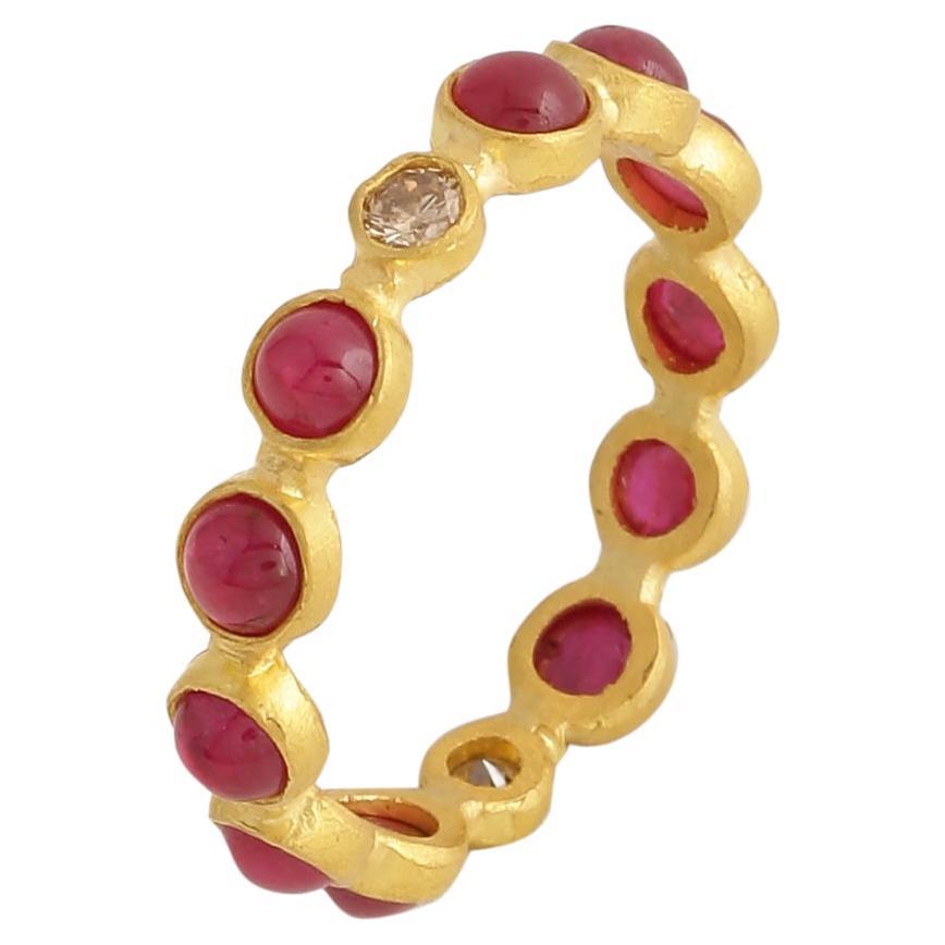Stapelbarer Ring mit natürlichem Rubin-Cabochon und Diamanten, handgefertigt aus 22-karätigem Gold im Angebot