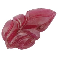 Sculpture de rubis naturel