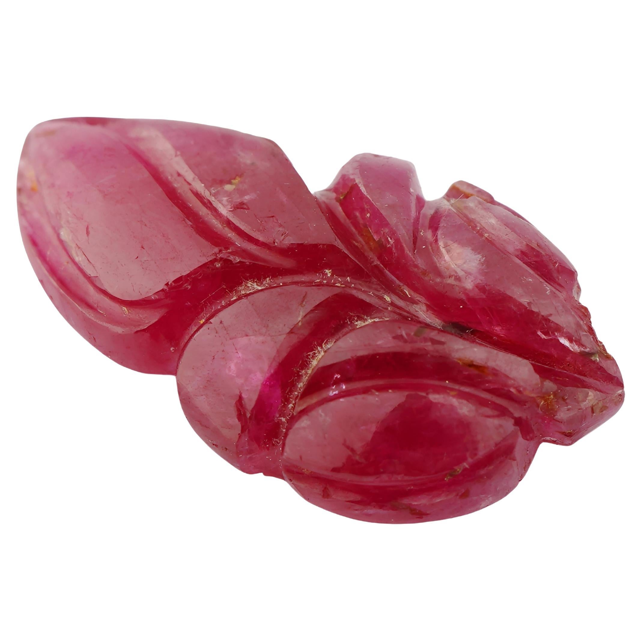 Sculpture de rubis naturel