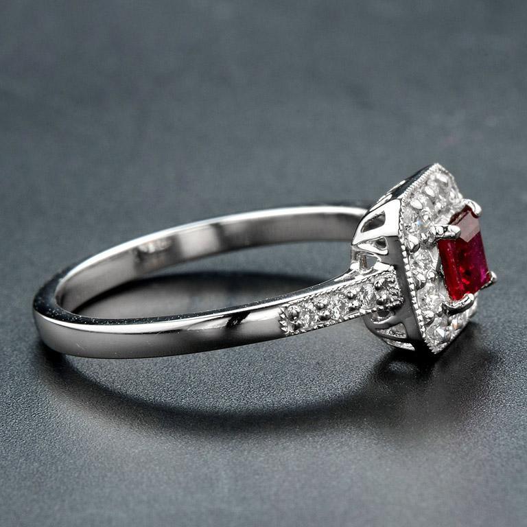 Im Angebot: Verlobungsring aus 18 Karat Weißgold mit Rubin und Diamant-Halo im Art-déco-Stil () 4