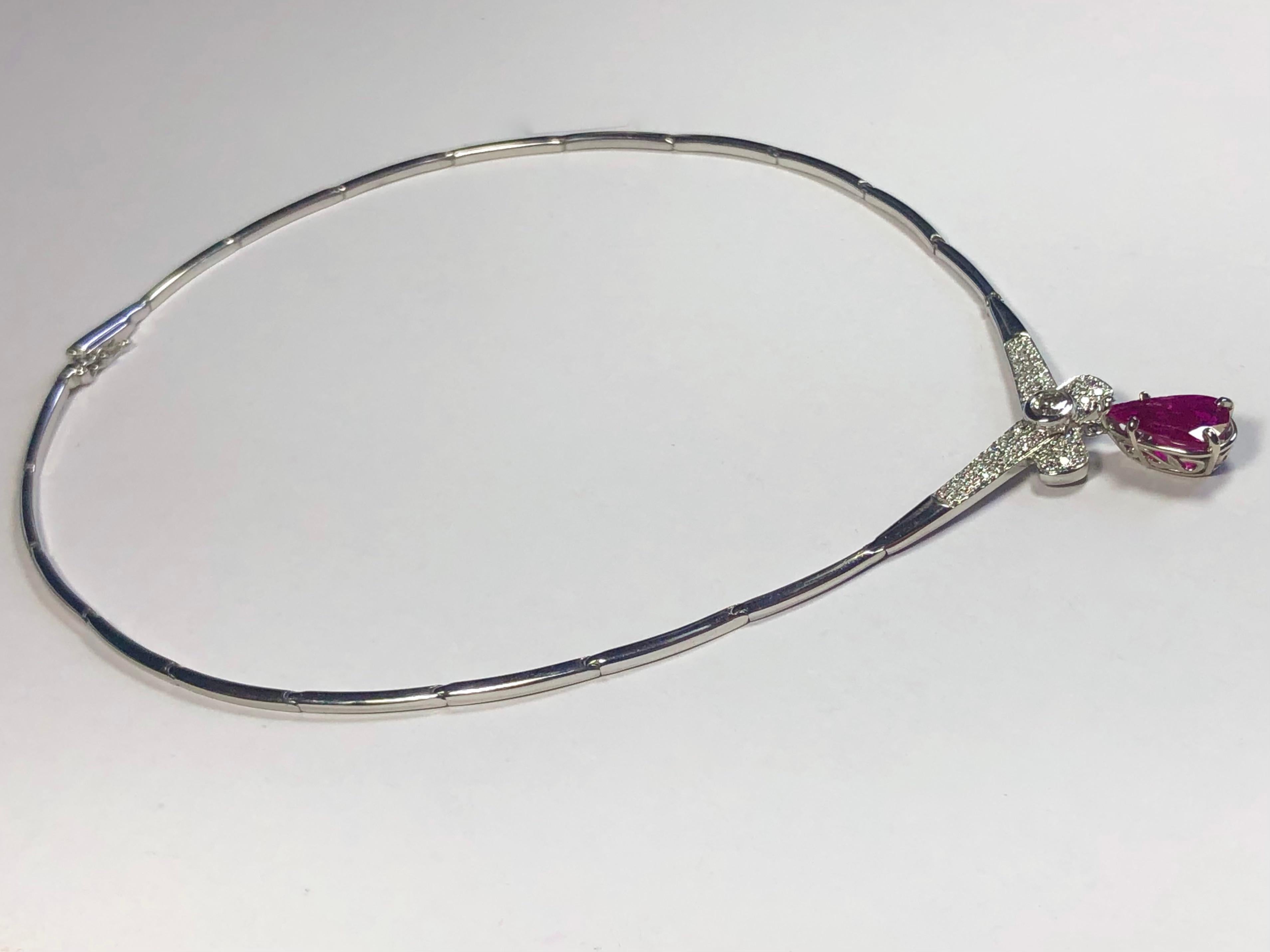 Natürlicher Rubin- und Diamant-Tropfen-Halskette aus 14 Karat Weißgold (Tropfenschliff) im Angebot