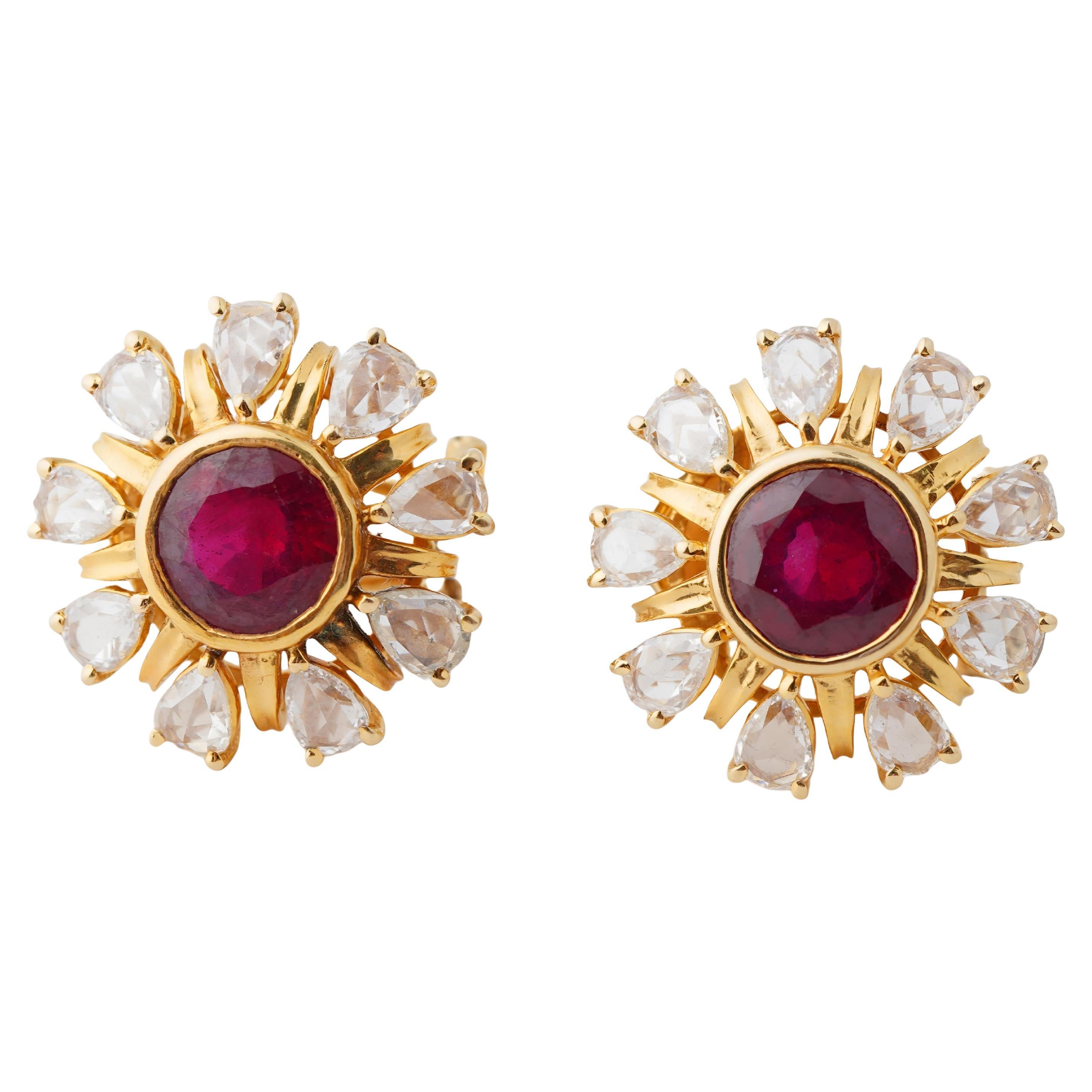 Orecchino con rubino naturale e diamante in oro 18 carati in vendita