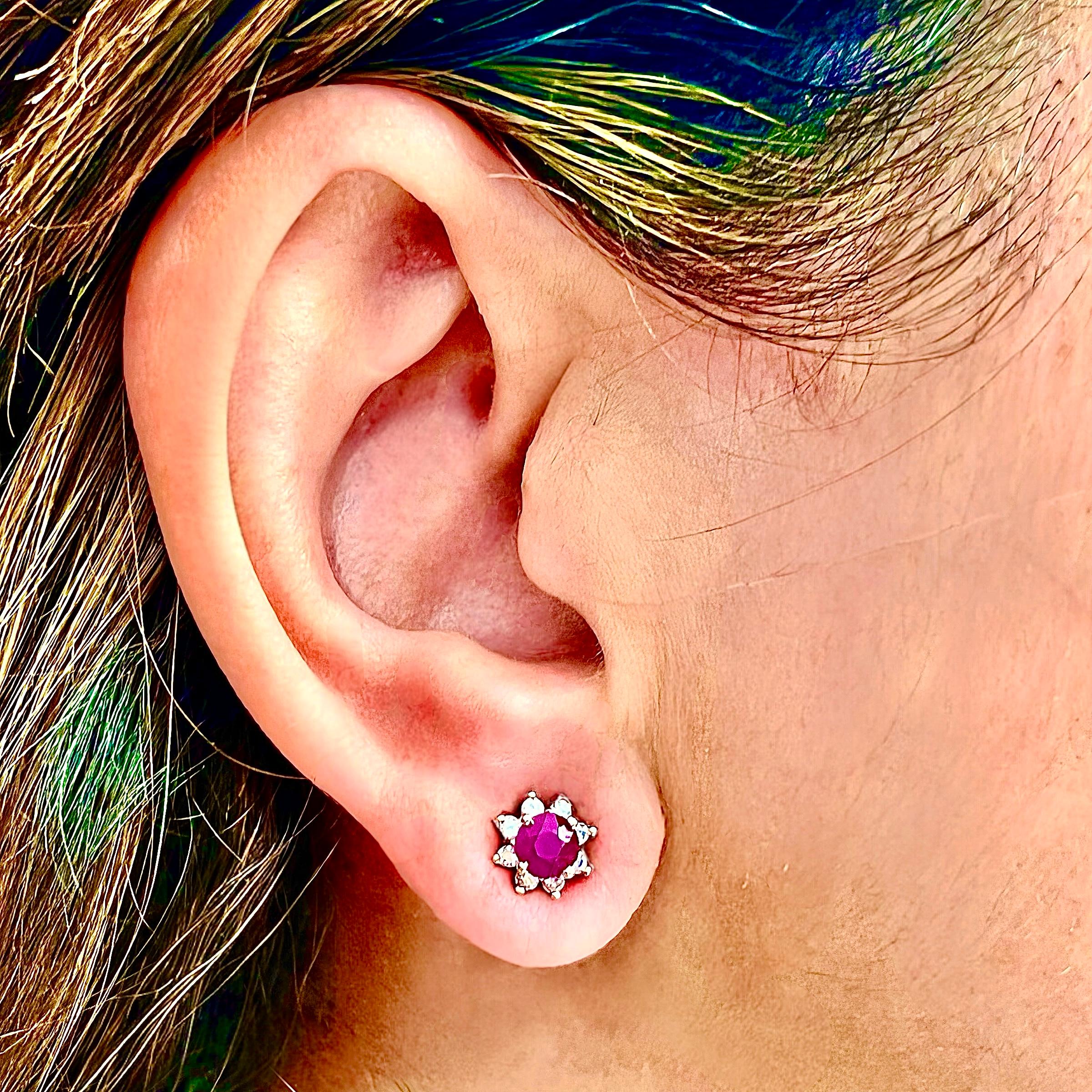 Estos preciosos pendientes de halo de rubíes y diamantes naturales sin tratar y finamente facetados están hechos para mostrar elegancia y un estilo atemporal.

Cada pendiente presenta un rubí natural finamente facetado, rodeado de un halo de