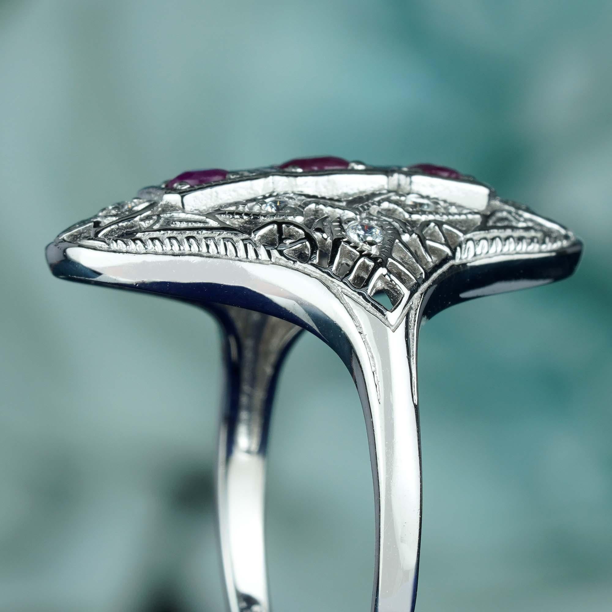 Filigraner Ring mit drei Steinen aus massivem 9K Weißgold mit natürlichem Rubin und Diamant Damen im Angebot