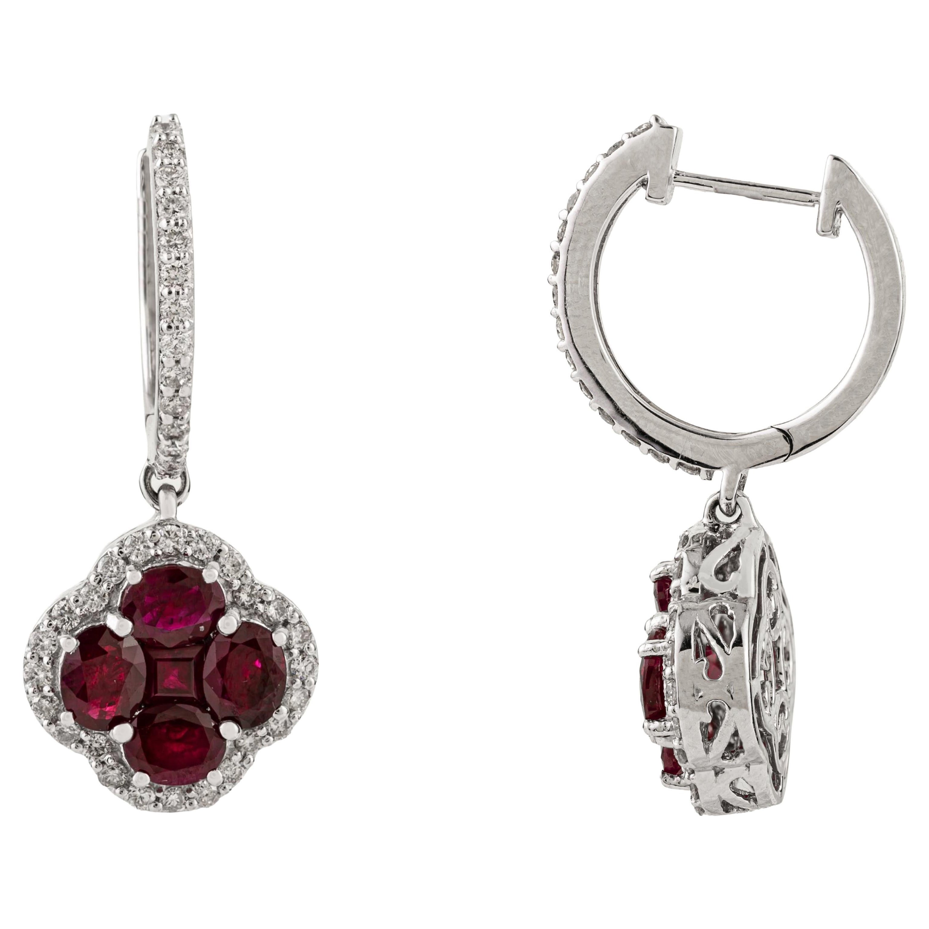 Orecchini a goccia con rubini naturali e diamanti in oro bianco 18 carati 3,94 carati