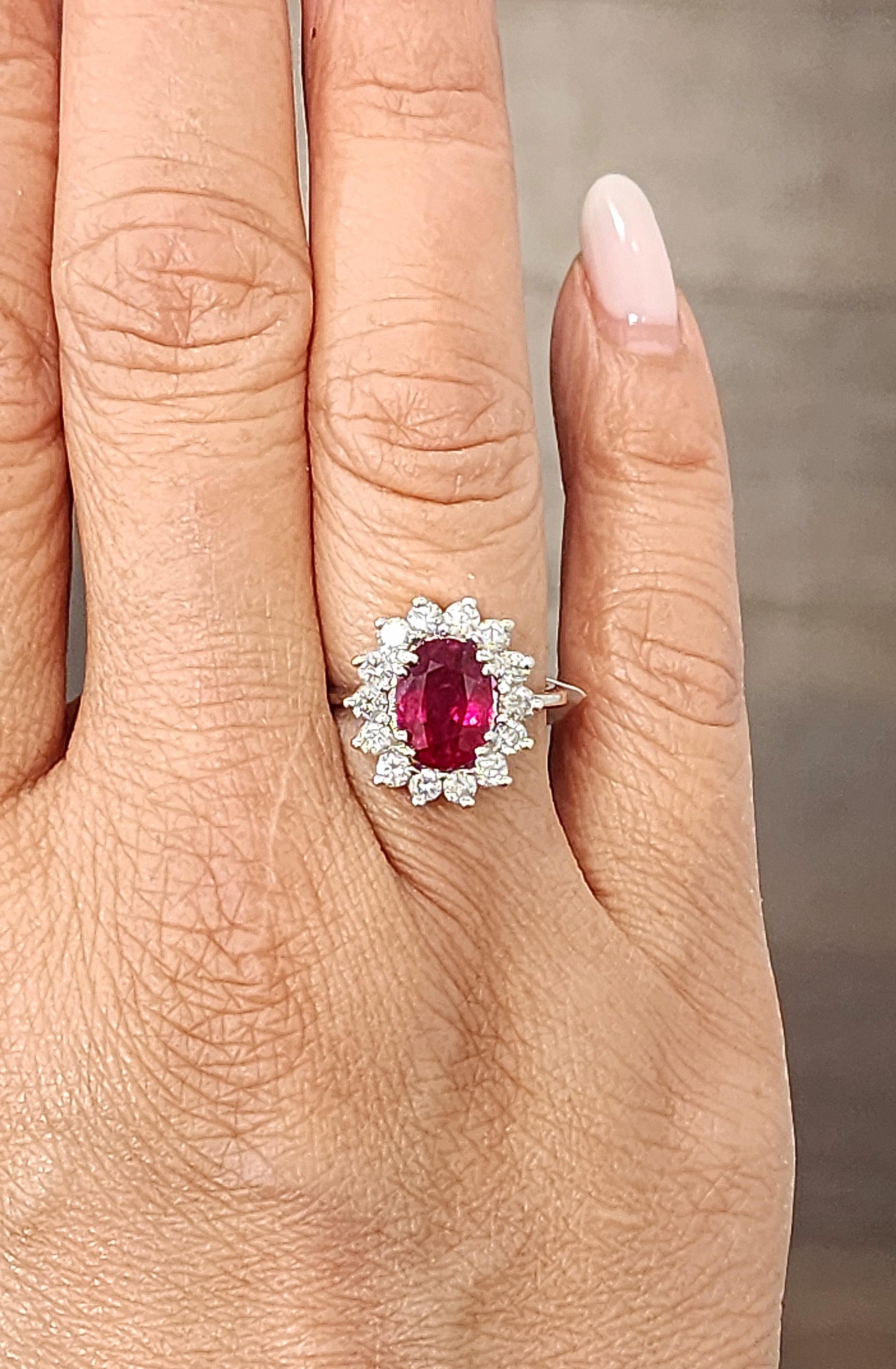 Moderne Bague en or blanc 14k avec halo de rubis naturels et de diamants - 2,65 ct en vente