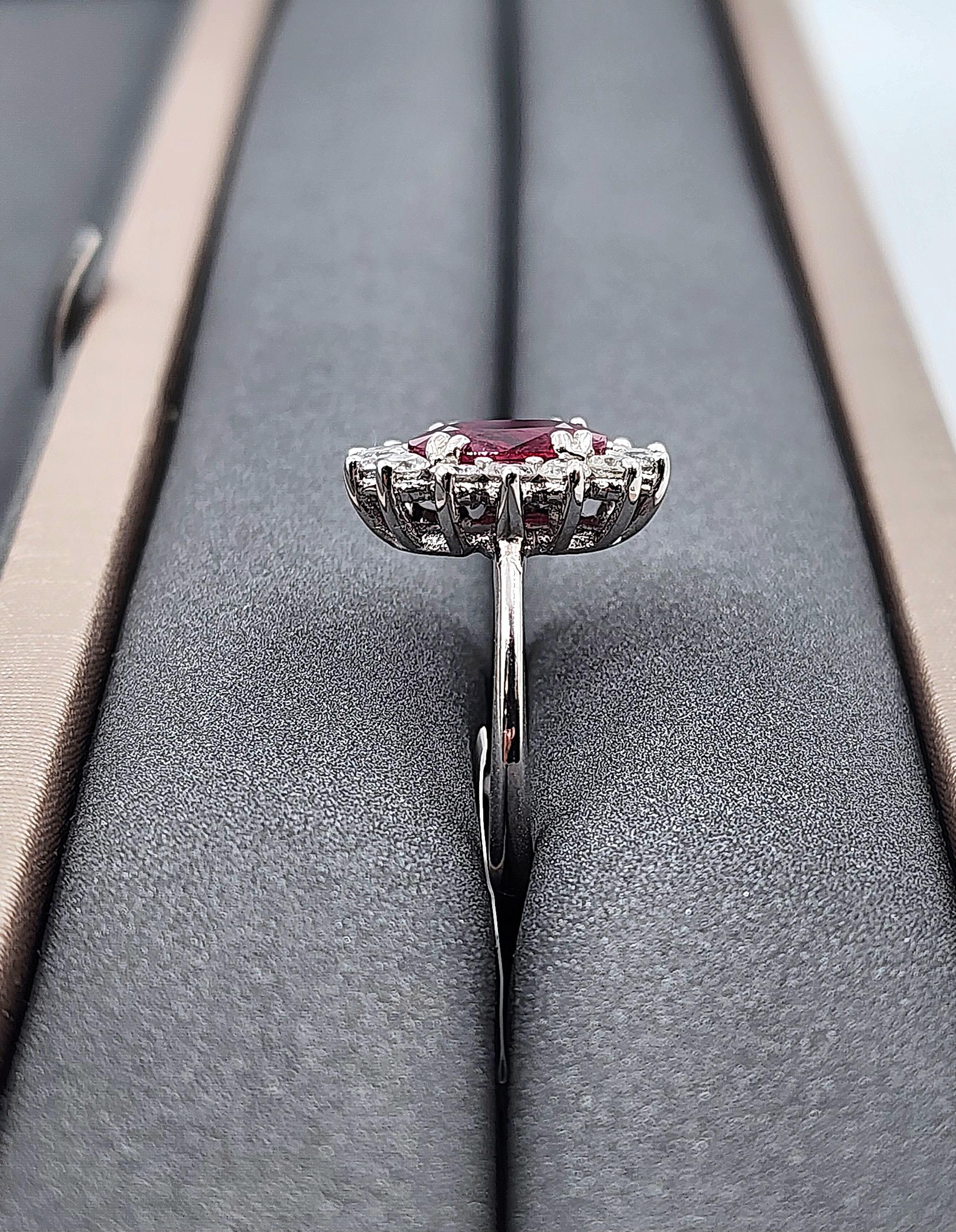 Taille ovale Bague en or blanc 14k avec halo de rubis naturels et de diamants - 2,65 ct en vente