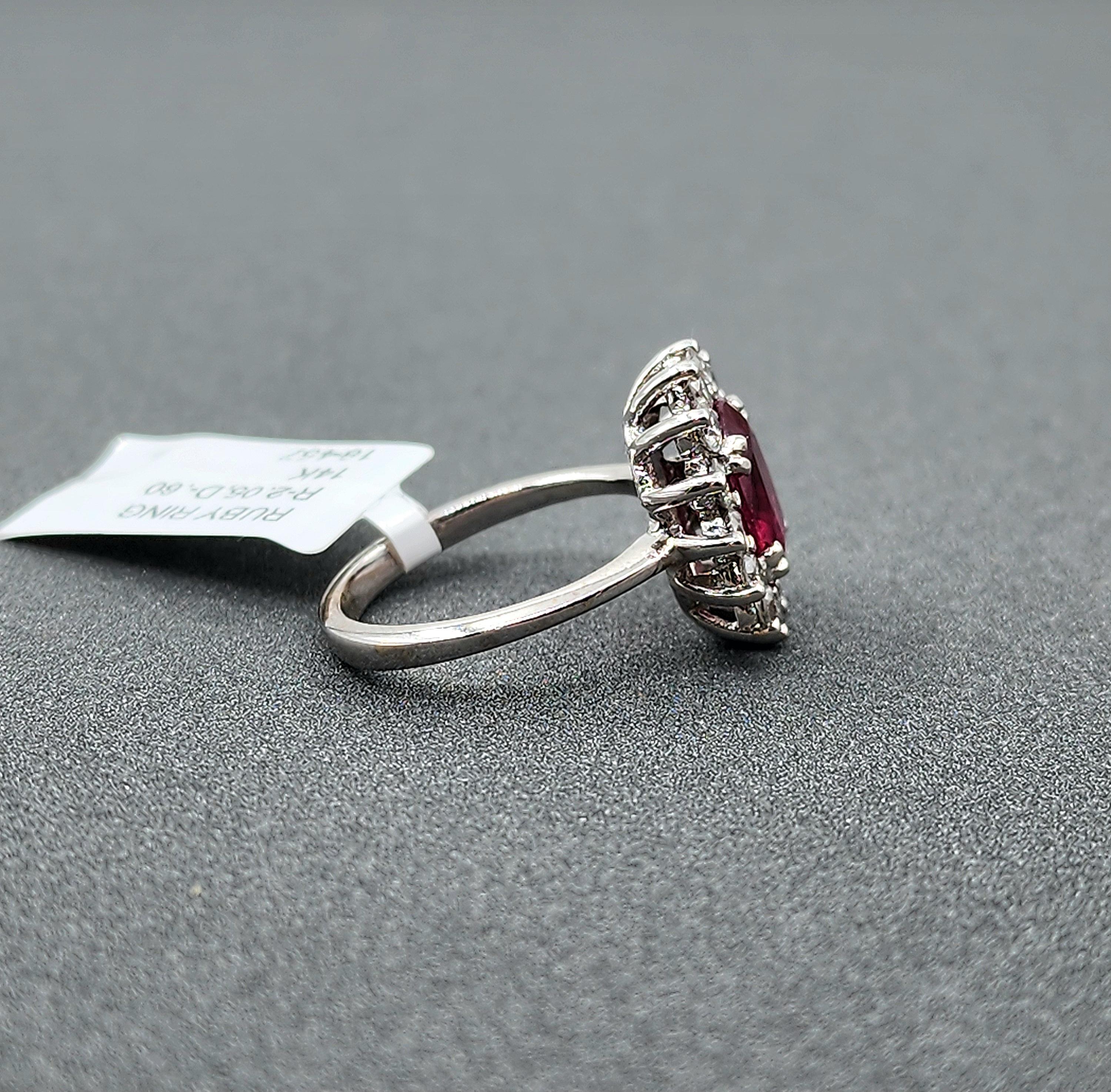 Bague en or blanc 14k avec halo de rubis naturels et de diamants - 2,65 ct en vente 1