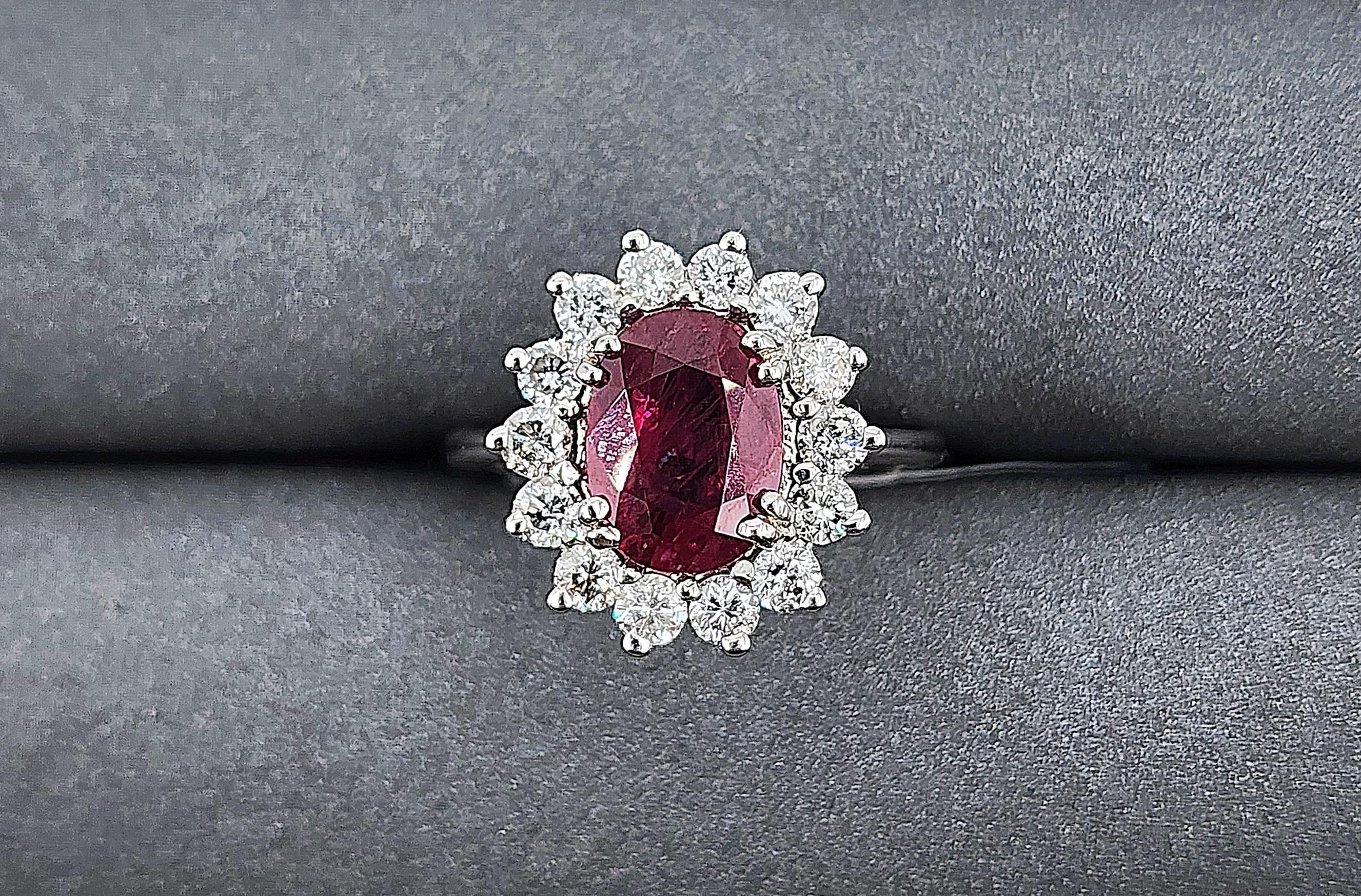 Bague en or blanc 14k avec halo de rubis naturels et de diamants - 2,65 ct en vente 2