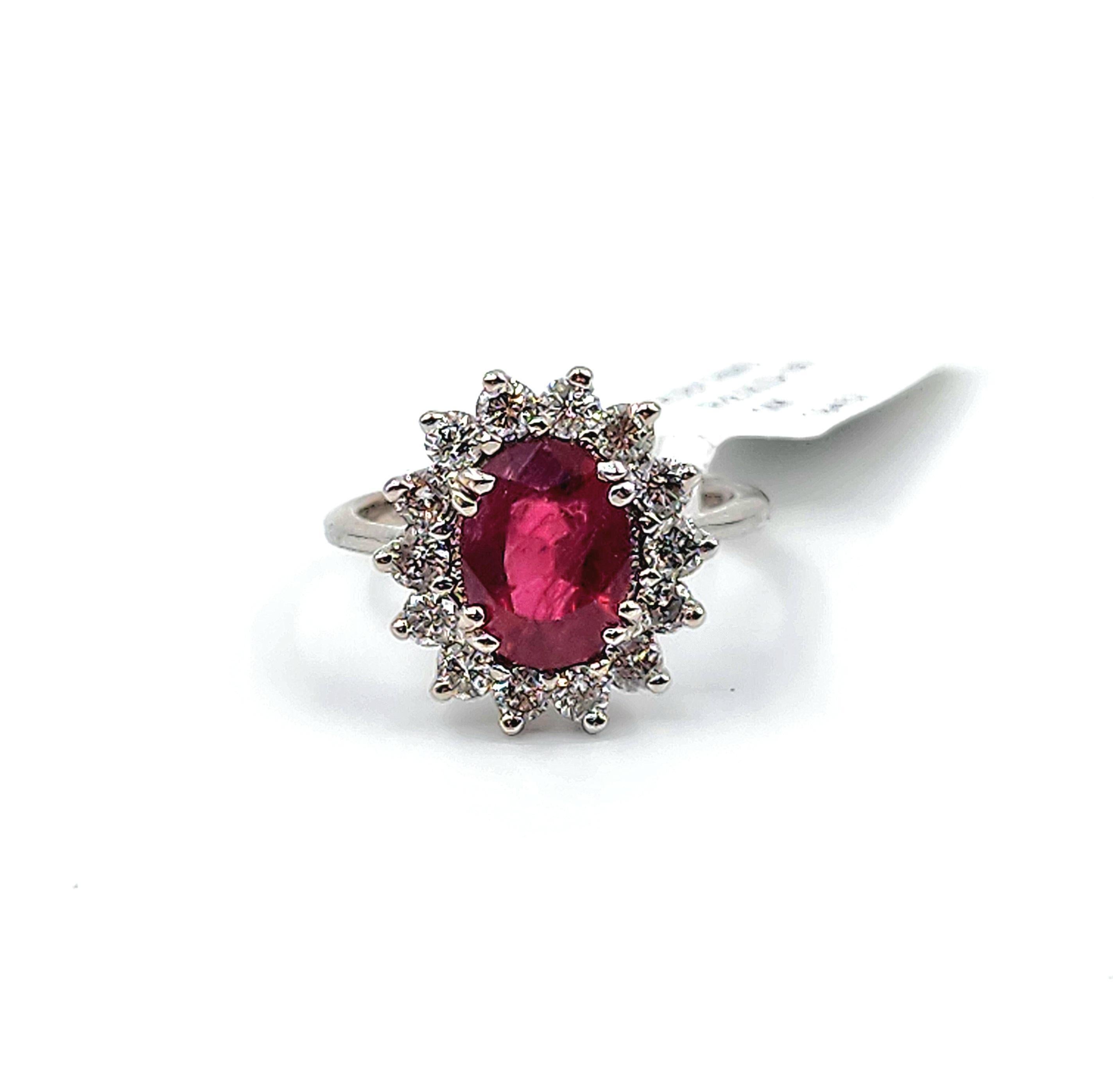 Bague en or blanc 14k avec halo de rubis naturels et de diamants - 2,65 ct en vente 3