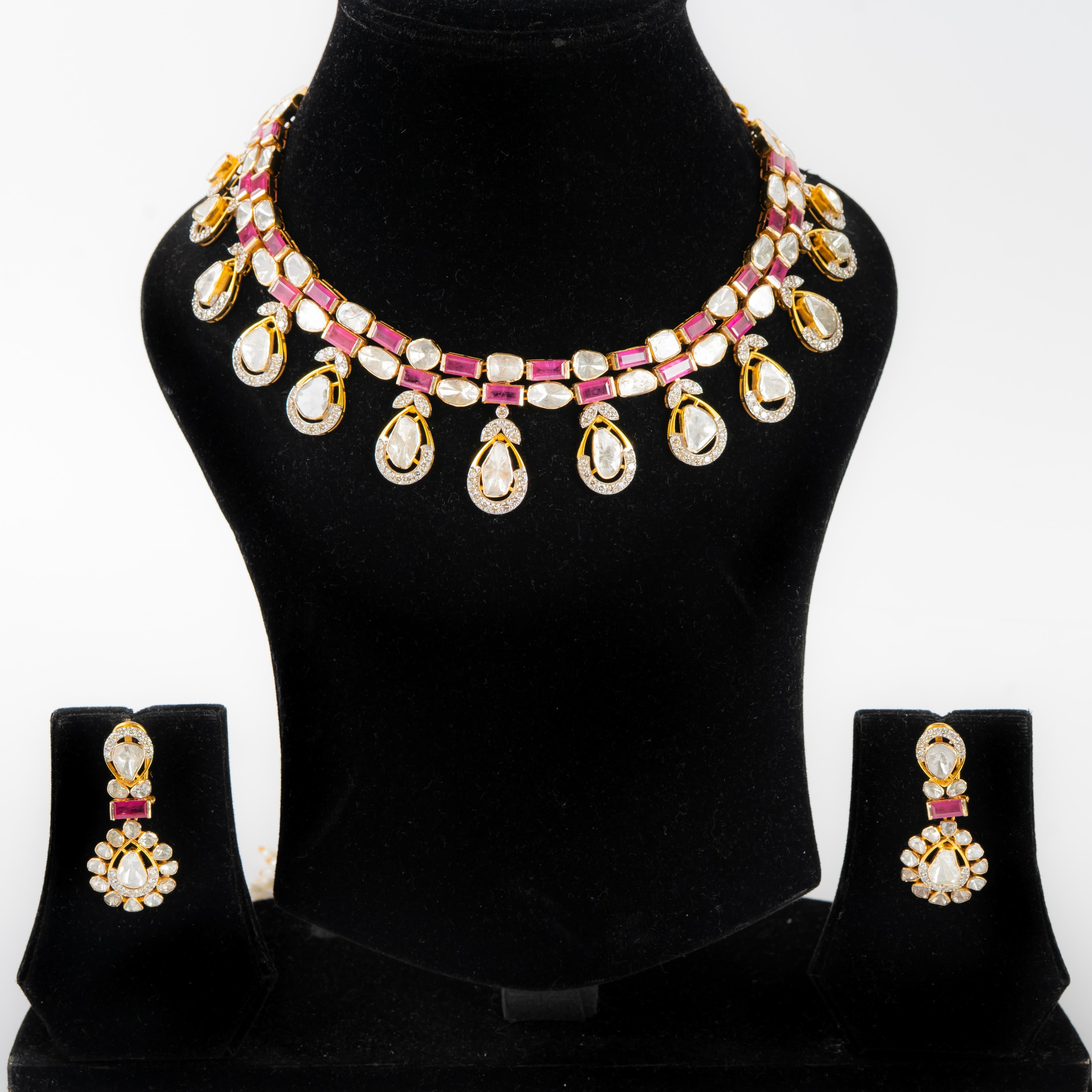 GW=74.02gm
NW=61.28gm
Diamant-Polki = 17,01cts
Diamant = 8,20cts
Rubin-Baguette= 28,15cts

FOLLOW US ON INSTA ( Divinejewellerylounge)