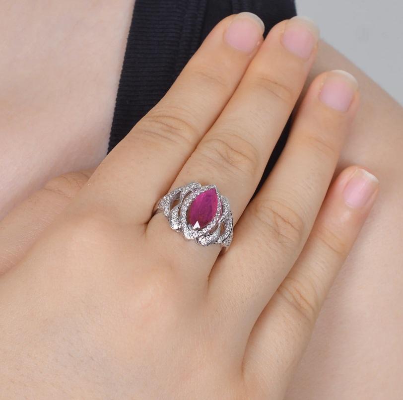 Ein atemberaubender Ring mit Brillantschliff und Rubin aus 18 Karat Weißgold und  Marquise Form Rubin Edelstein  in der Mitte, damit Sie sich von der Masse abheben.  

Spezifikationen

Abmessungen: Breite: 1,2 cm
Bruttogewicht: 5.900 g
Gold Gewicht: