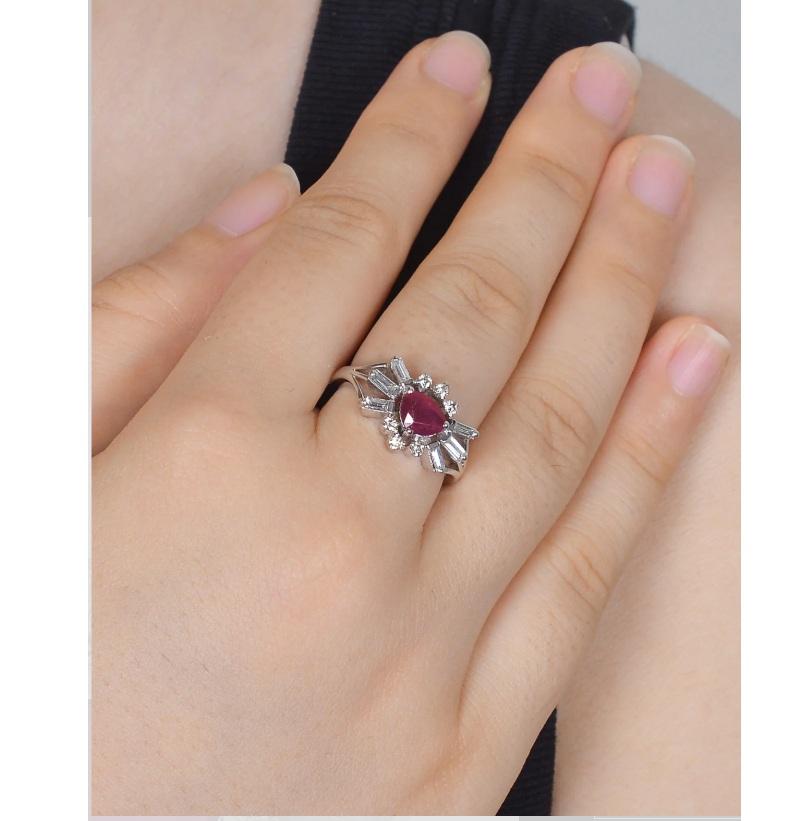 Dieser Ring ist mit einem exquisiten Rubin und 18 Karat Weißgold gefertigt. Der Ring wurde mit viel Liebe zum Detail handgefertigt und ist mit einem schillernden Diamanten verziert.

Spezifikationen

Abmessungen: Länge: 1,1 cm, Breite: 1,6