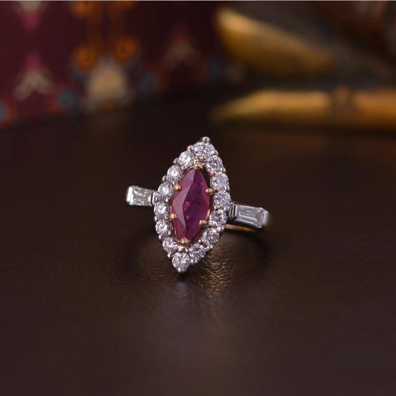 Es gibt nichts Königlicheres als diesen eleganten Ring mit einem Rubin von 0,74 Karat, umrahmt von schillernden natürlichen Diamanten. Das Band ist aus reinem 18-karätigem Gelbgold gefertigt und strahlt durch seine fachmännische Verarbeitung eine