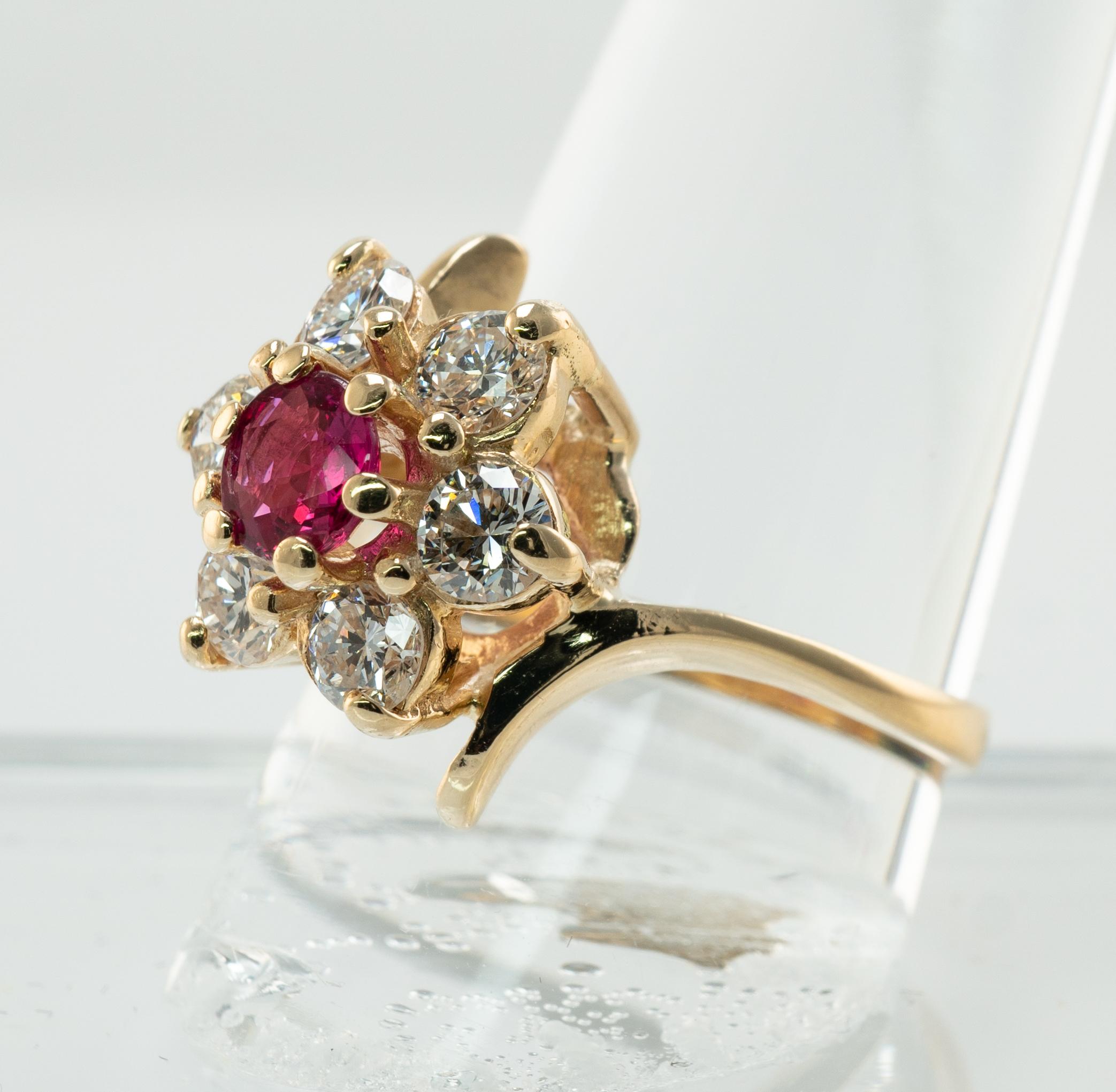 Natürlicher Rubin-Diamant-Ring 18K Gold Vintage Flower (Rundschliff) im Angebot