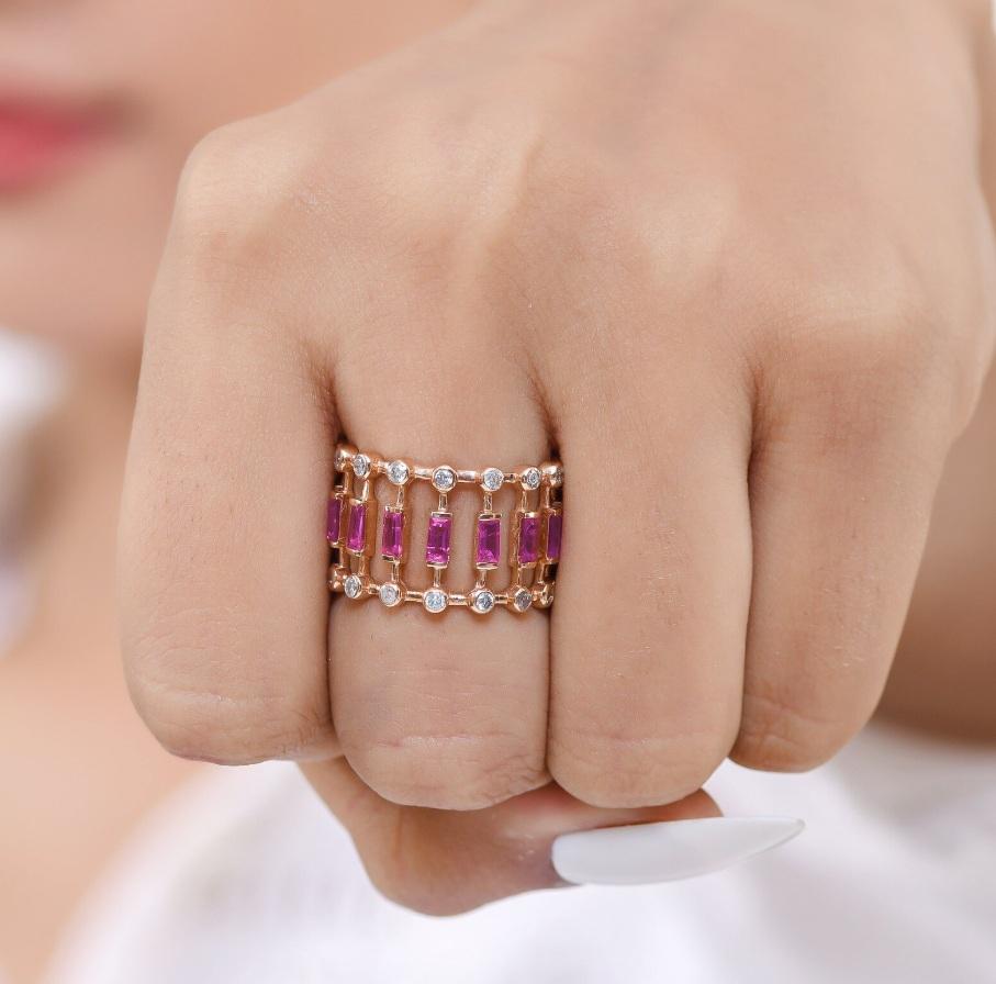 Anillo de puntos y guiones de rubí dorado  Anillo diamante rubí natural talla baguette oro  Anillo de rubí con banda de eternidad  Anillo de oro con piedra de nacimiento  Anillo de rubí de oro

DETALLES DE LA GEMA :
Piedra : Rubí
✦ Tipo de piedra