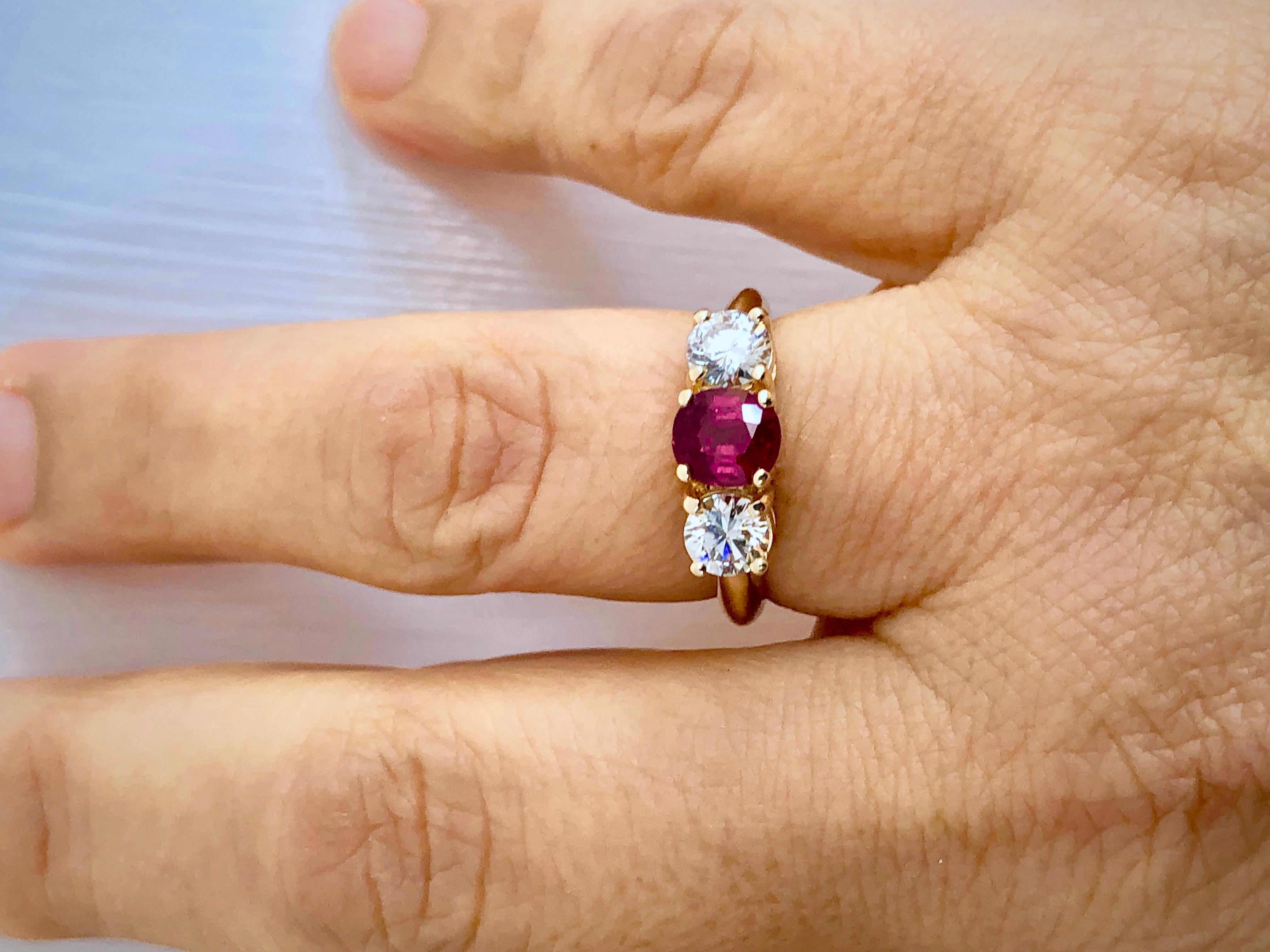 Verlobungsring mit natürlichem Rubin und Diamant Trilogy aus 18 Karat Gold für Damen oder Herren im Angebot