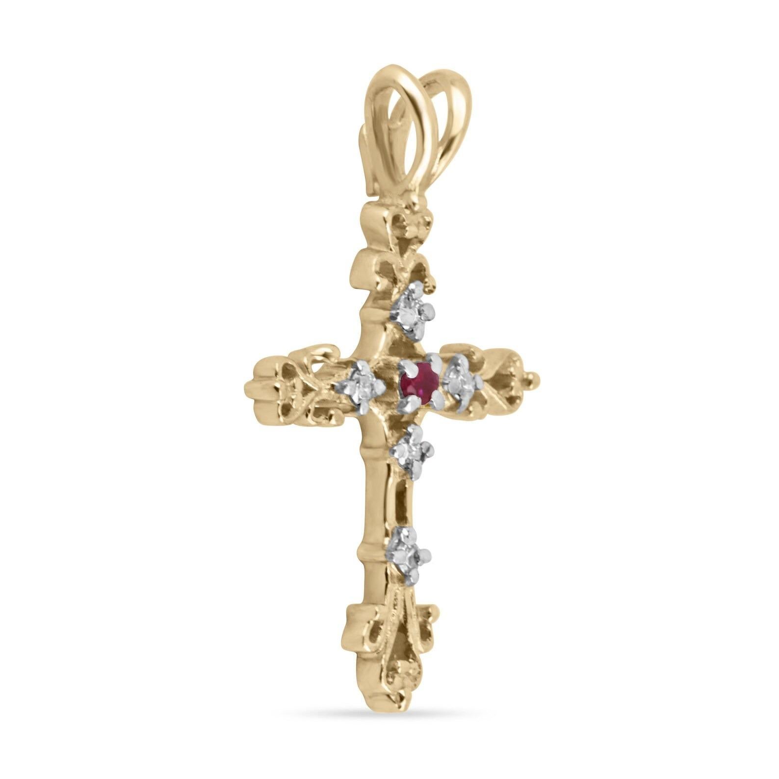 Superbe pendentif en forme de croix en rubis naturel et diamants. Cette magnifique pièce est ornée d'un petit rubis rond au centre de la croix. La couleur est rouge foncé, la clarté et l'éclat sont bons. Quatre diamants ronds de taille brillante