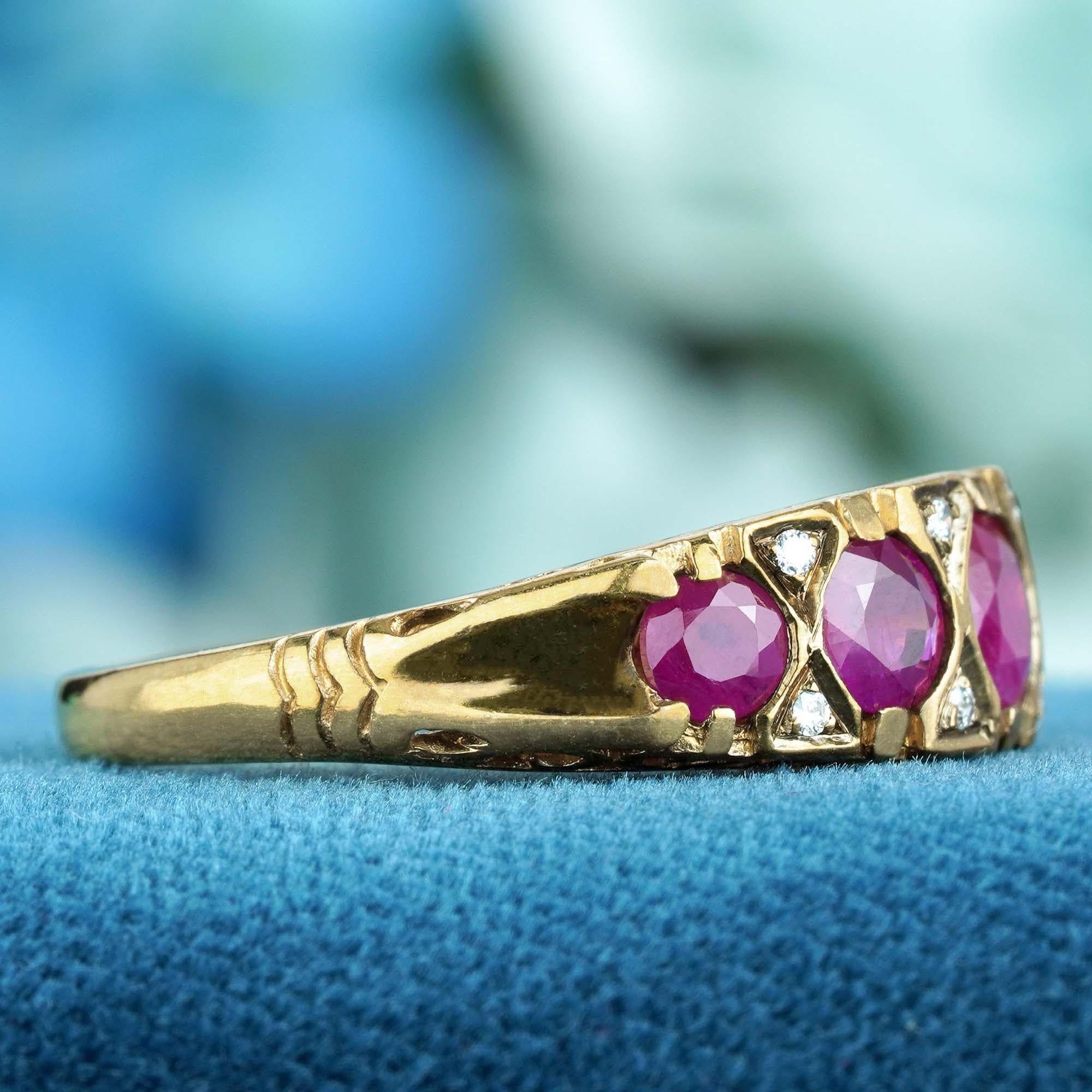 Vintage-Ring aus massivem 9 Karat Gelbgold mit natürlichem Rubin und Diamant im Vintage-Stil mit fünf Steinen (Rundschliff) im Angebot