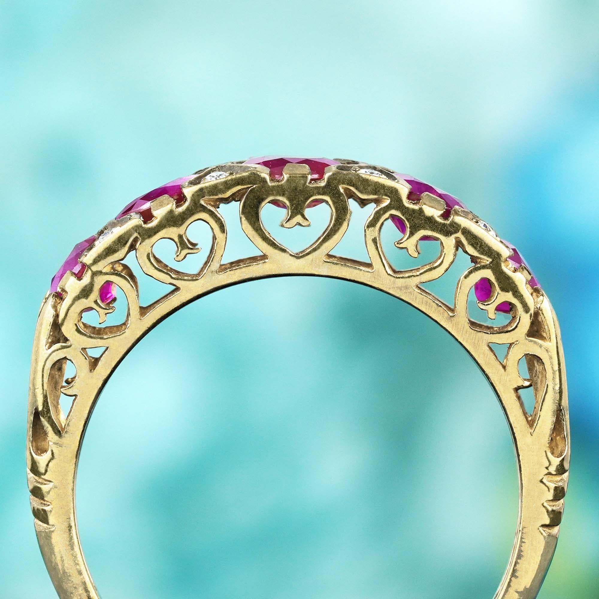 Vintage-Ring aus massivem 9 Karat Gelbgold mit natürlichem Rubin und Diamant im Vintage-Stil mit fünf Steinen im Zustand „Neu“ im Angebot in Bangkok, TH