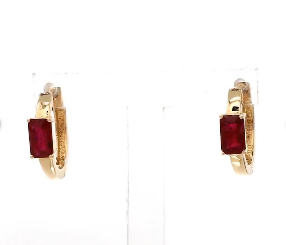 Orecchini a cerchio mini con taglio smeraldo e rubino, oro  Orecchini a cerchio mini con rubino naturale taglio ottagonale, oro  Orecchini a forma di abbraccio con rubino rosso - oro

DETTAGLI SULLA PIETRA :
✦ Pietra preziosa : Rubino
✦ Tipo di