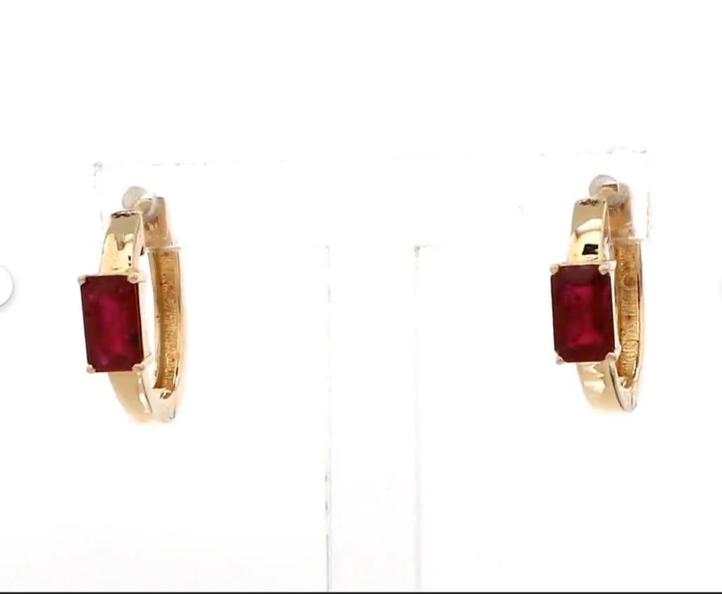 Orecchini a cerchio mini con taglio smeraldo e rubino, oro  Orecchini a cerchio mini con rubino naturale taglio ottagonale, oro  Orecchini a forma di abbraccio con rubino rosso - oro

DETTAGLI SULLA PIETRA :
✦ Pietra preziosa : Rubino
✦ Tipo di