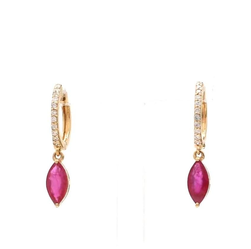 Orecchini a cerchio in oro con diamanti, con rubino reale e goccia di marquise  Orecchino a cerchio piccolo con rubino Nature, oro  Orecchini a cerchio con goccia di rubino e marquise, oro

DETTAGLI DELLA GEMMA :
✦ Pietra preziosa : Rubino
✦ Tipo di