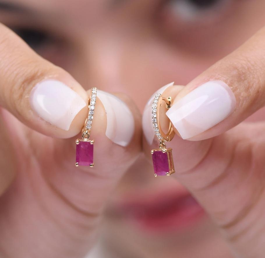 Orecchini a cerchio con mini diamanti con taglio smeraldo e rubino, oro  Orecchino a cerchio piccolo con rubino Nature, oro  Orecchini mini a cerchio con goccia di rubino e taglio ottagonale

DETTAGLI DELLA GEMMA :
✦ Pietra preziosa : Rubino
✦ Tipo