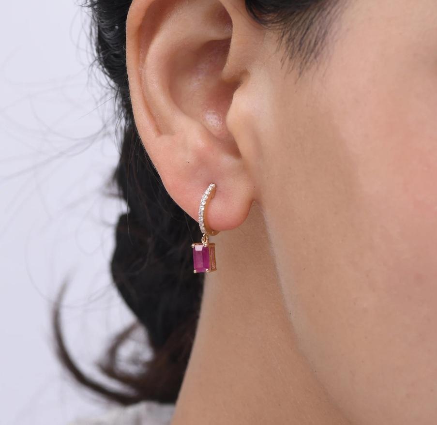 Taglio Asscher Orecchino con rubino Nature in oro 18 carati in vendita