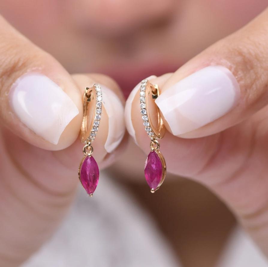 Orecchino con rubino Nature in oro 18 carati In condizioni Nuovo in vendita a jaipur, IN