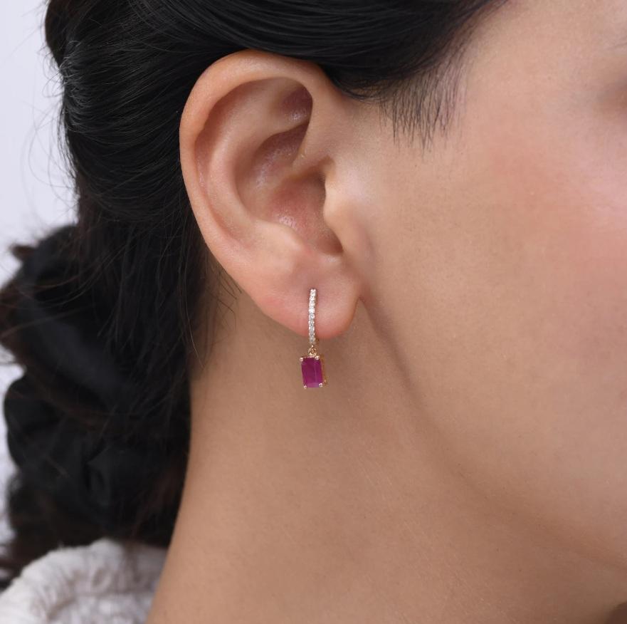 Orecchino con rubino Nature in oro 18 carati In condizioni Nuovo in vendita a jaipur, IN