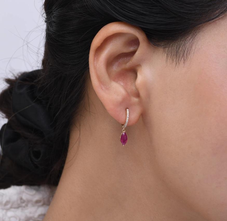 Orecchino con rubino Nature in oro 18 carati in vendita 1
