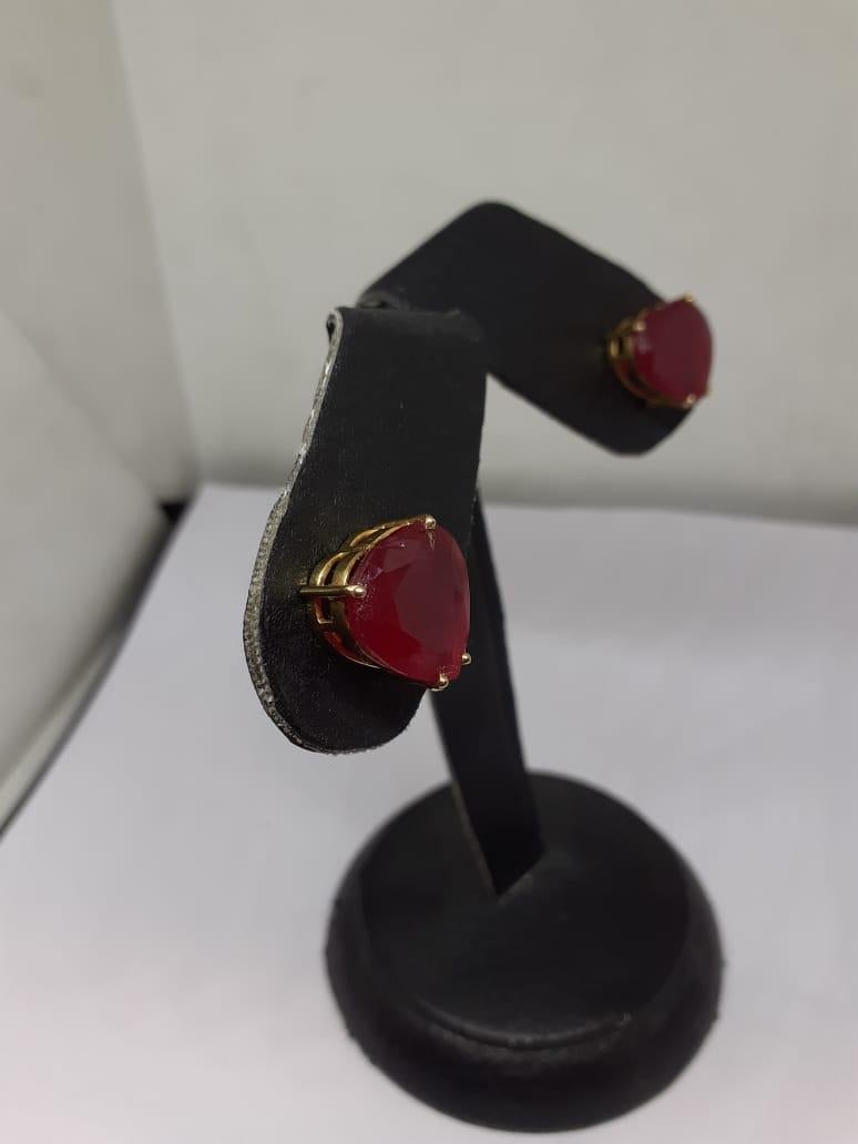 Natural Ruby Earring with 22.02cts in 18k Gold In New Condition For Sale In jaipur, IN