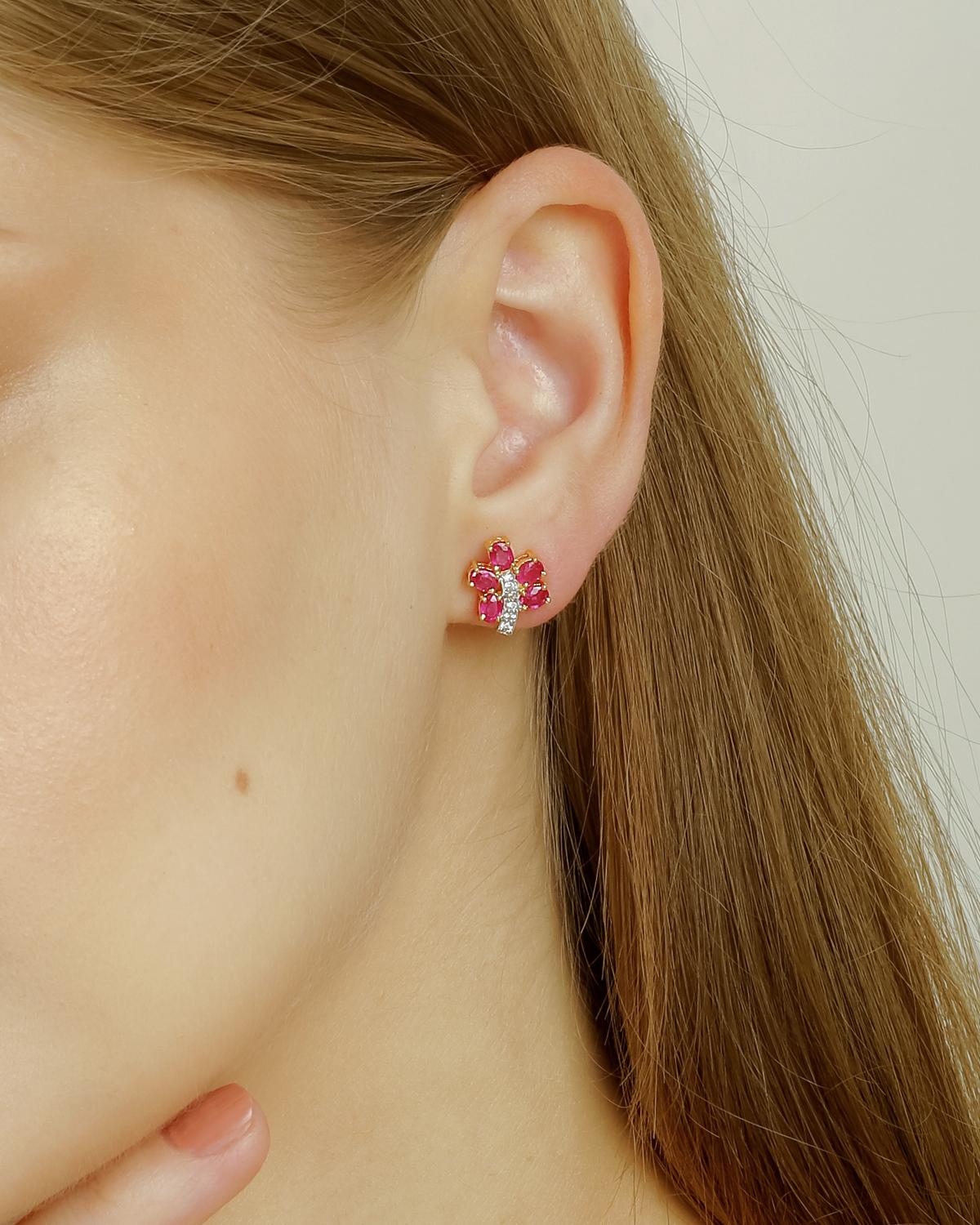 Voici une boucle d'oreille en or 18k avec un rubis naturel et un diamant. Les rubis sont de très haute qualité et les diamants de très bonne qualité. La pureté est VSI et la couleur G.

Rubis : 1,75 carats
Diamant : 0,13 carats
or : 4,384 gm

Il