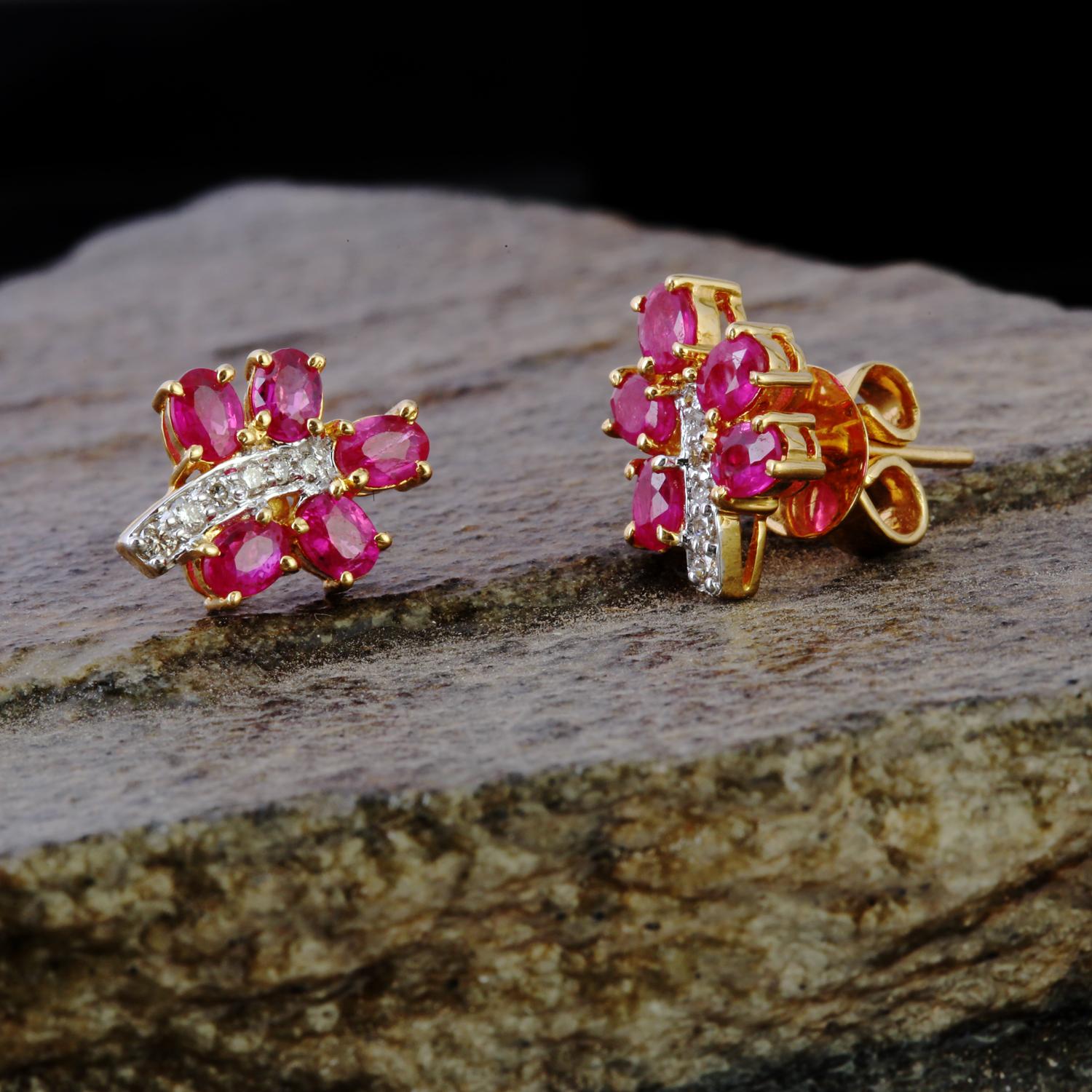 Taille mixte Boucles d'oreilles en or 18 carats avec rubis naturel et diamant 0,13 carat en vente