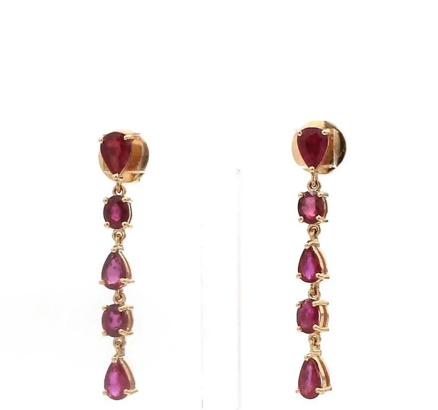Donna Orecchini con rubino Nature in oro 14k in vendita