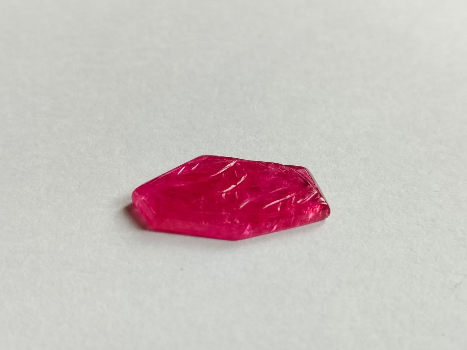 Art déco 8.22 Carat Natural Ruby Fancy Carving Loose Gemstone (pierre précieuse en vrac) en vente