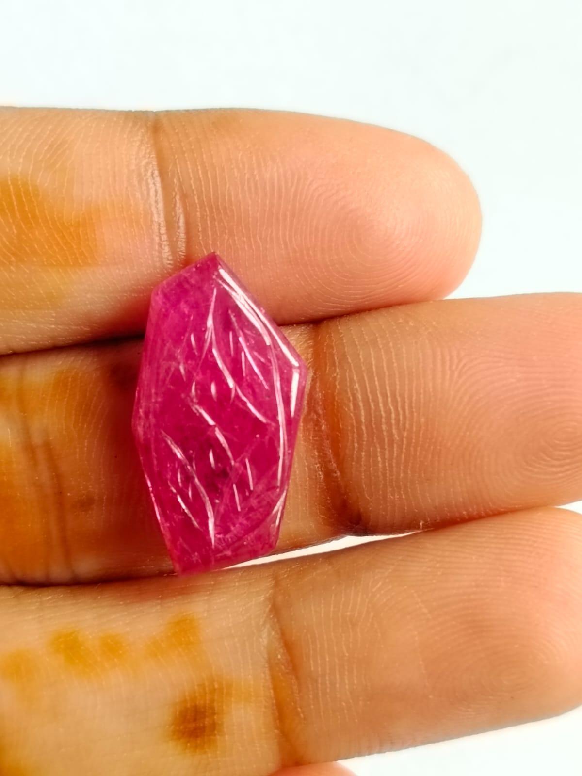 Taille cabochon 8.22 Carat Natural Ruby Fancy Carving Loose Gemstone (pierre précieuse en vrac) en vente