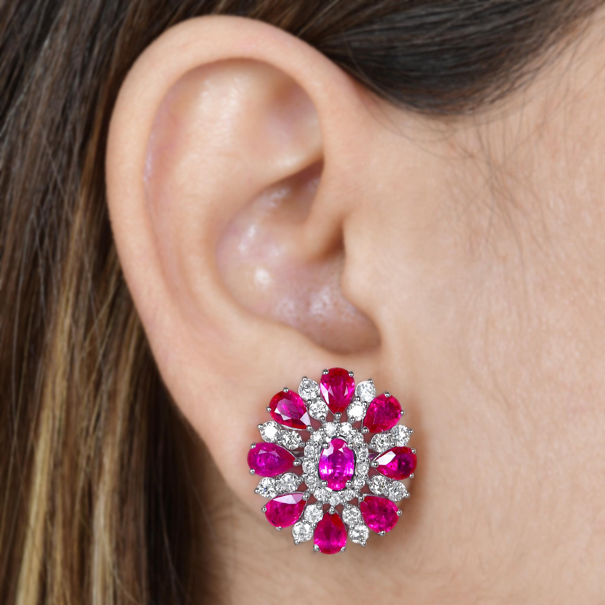 Taille ronde Boucles d'oreilles fleur en or blanc 10 carats pavé de diamants en rubis véritable. en vente