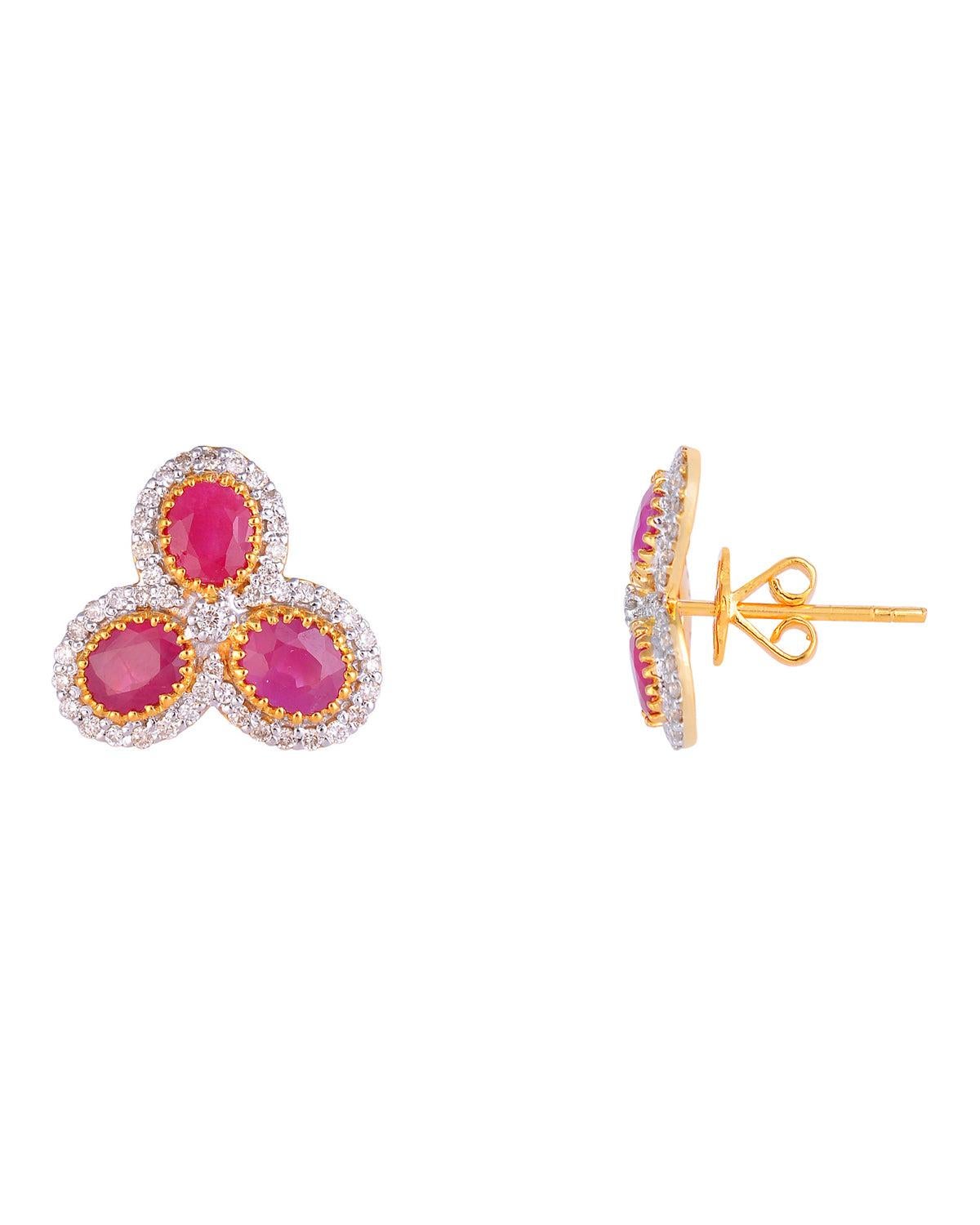Cosa c'è di più bello della fioritura primaverile? Questi delicati orecchini a perno floreali presentano splendide gemme di rubino e diamanti da 0,47 carati. Incastonato in oro giallo 14 carati, questo pezzo può essere regalato alla tua amata per
