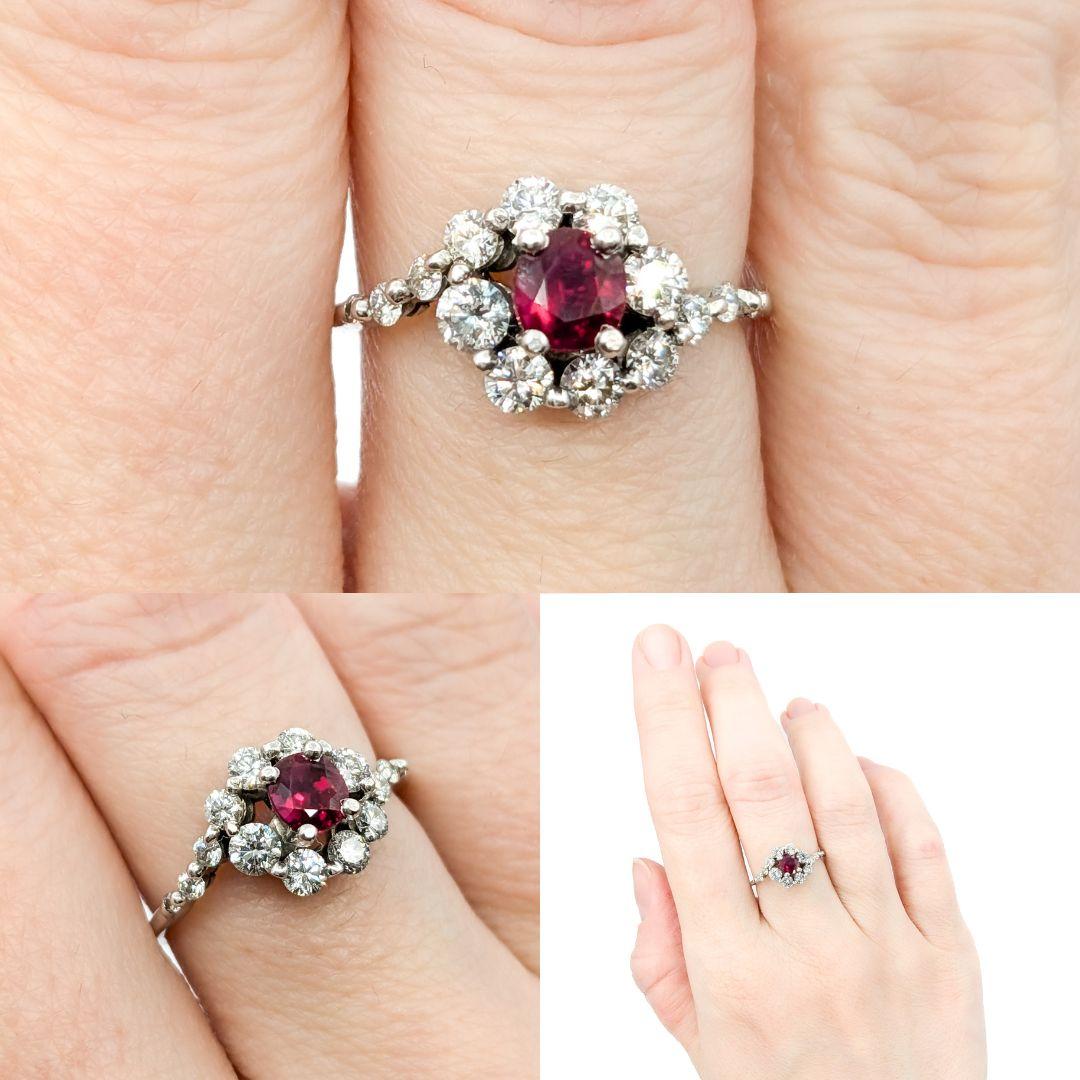 Anillo de Rubí Natural y Diamante Graduado en Oro Blanco

Te presentamos este exquisito anillo, meticulosamente elaborado en oro blanco de 14 quilates. En su corazón hay un cautivador rubí de 0,59 ct, la piedra de nacimiento de julio, que simboliza