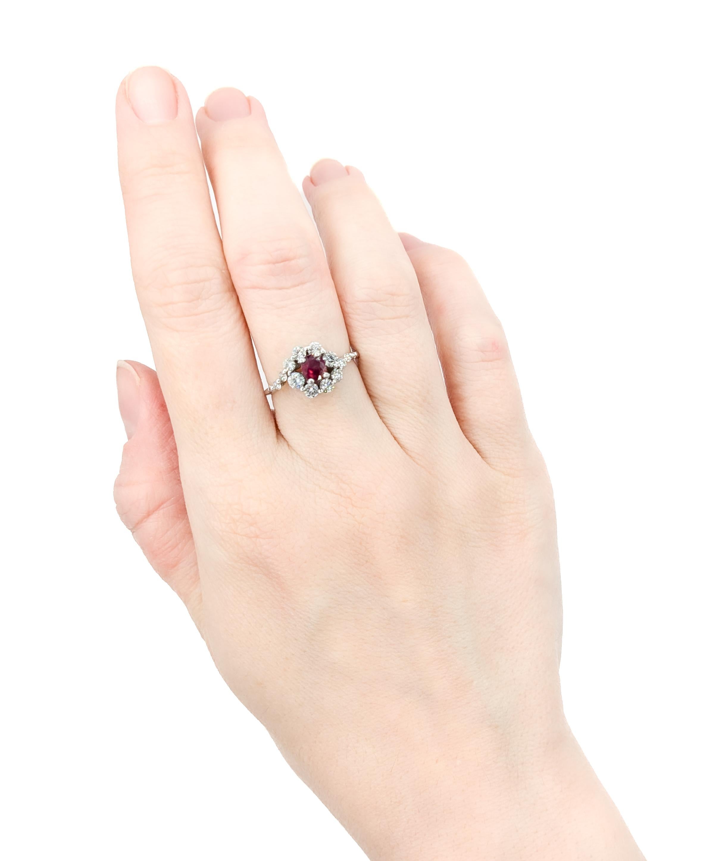 Anillo de Rubí Natural y Diamante Graduado en Oro Blanco Contemporáneo en venta