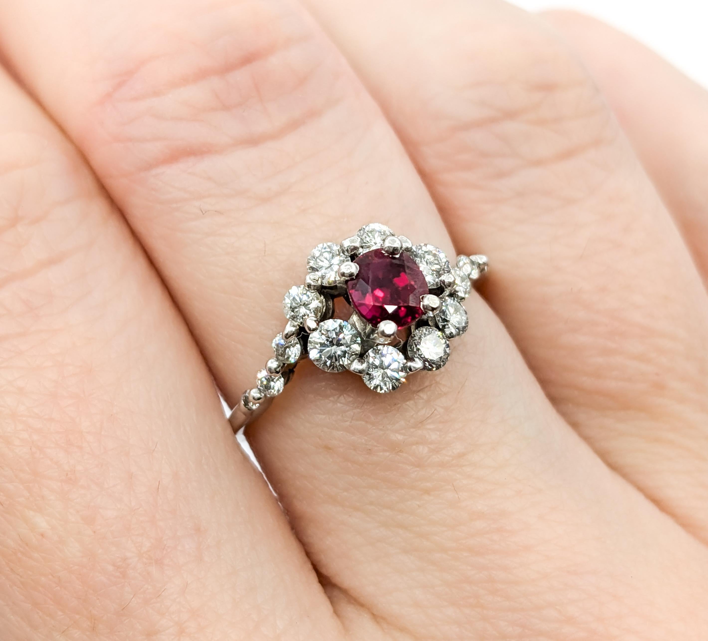 Anillo de Rubí Natural y Diamante Graduado en Oro Blanco Corte redondo en venta