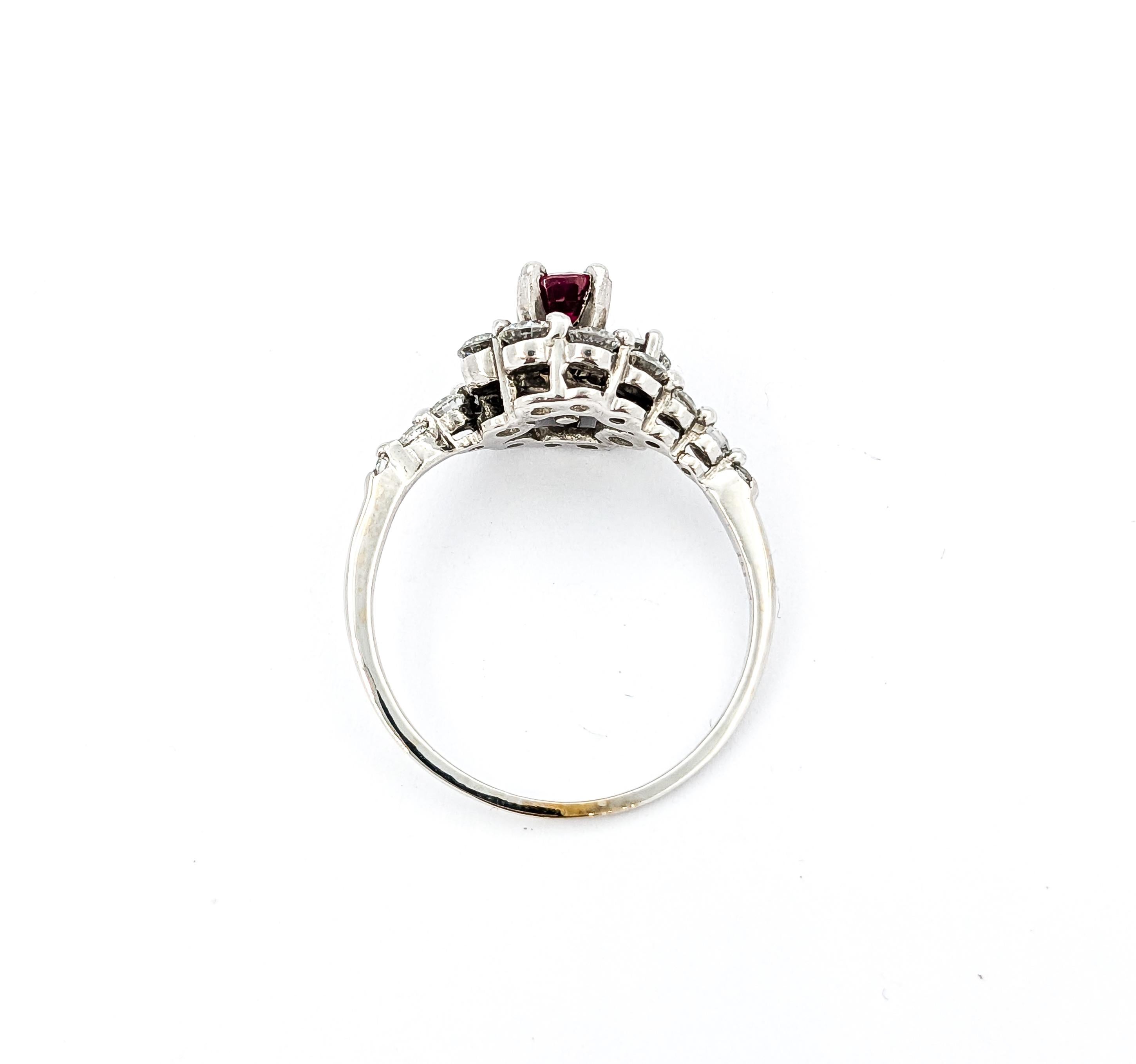 Anillo de Rubí Natural y Diamante Graduado en Oro Blanco en venta 1