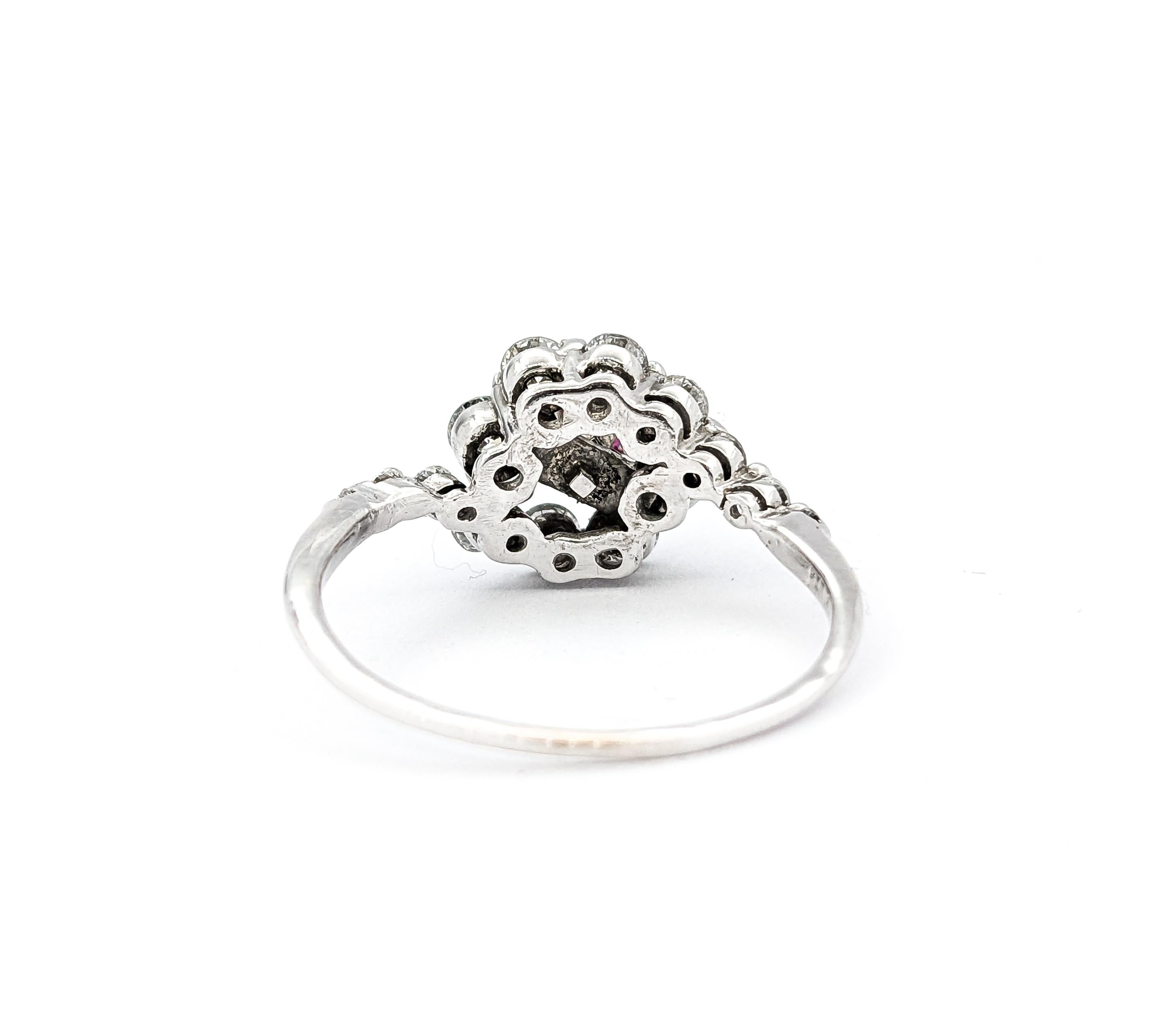 Anillo de Rubí Natural y Diamante Graduado en Oro Blanco en venta 2