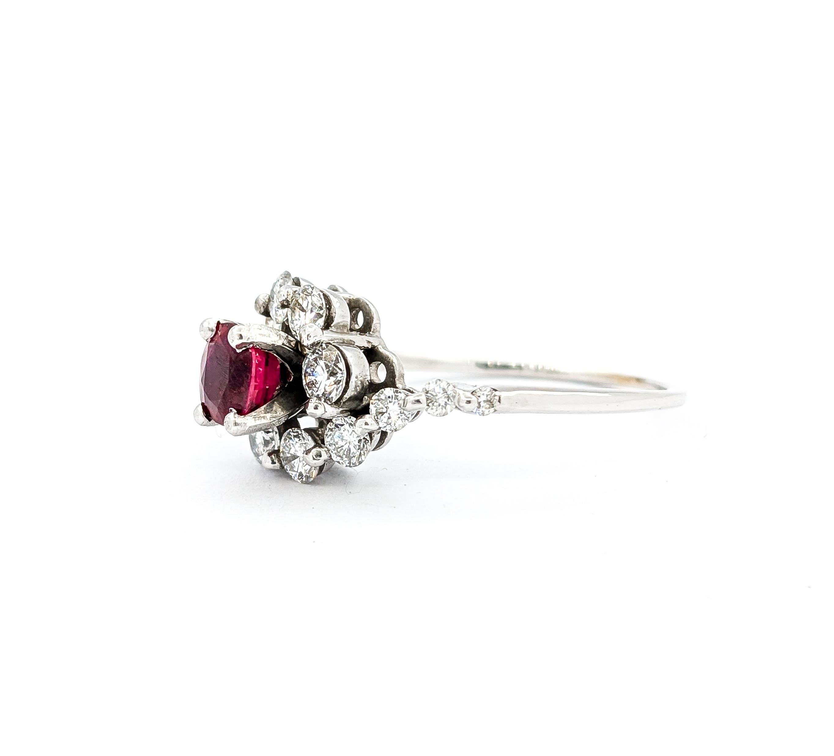 Anillo de Rubí Natural y Diamante Graduado en Oro Blanco en venta 3