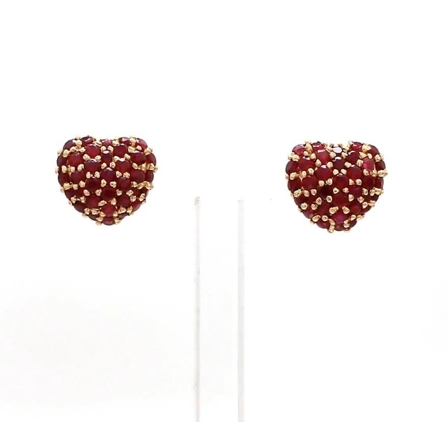 Borchie d'oro con cuore di rubino  Borchie a forma di cuore con rubino rotondo incastonato, oro  Borchie a cuore in oro con rubino Nature  Mini borchie a forma di cuore con pavé di rubini, oro

DETTAGLI DELLA GEMMA :
✦ Pietra preziosa : Rubino
✦