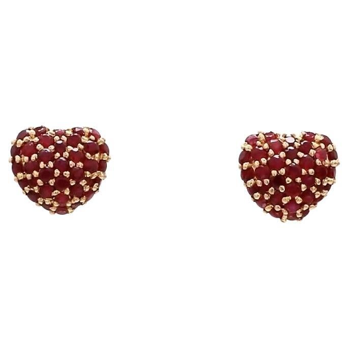 Naturale  borchie a forma di cuore con rubino in oro 14k in vendita