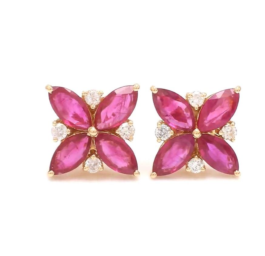 Orecchino con perno in oro 18 carati con diamante e rubino naturale In condizioni Nuovo in vendita a jaipur, IN
