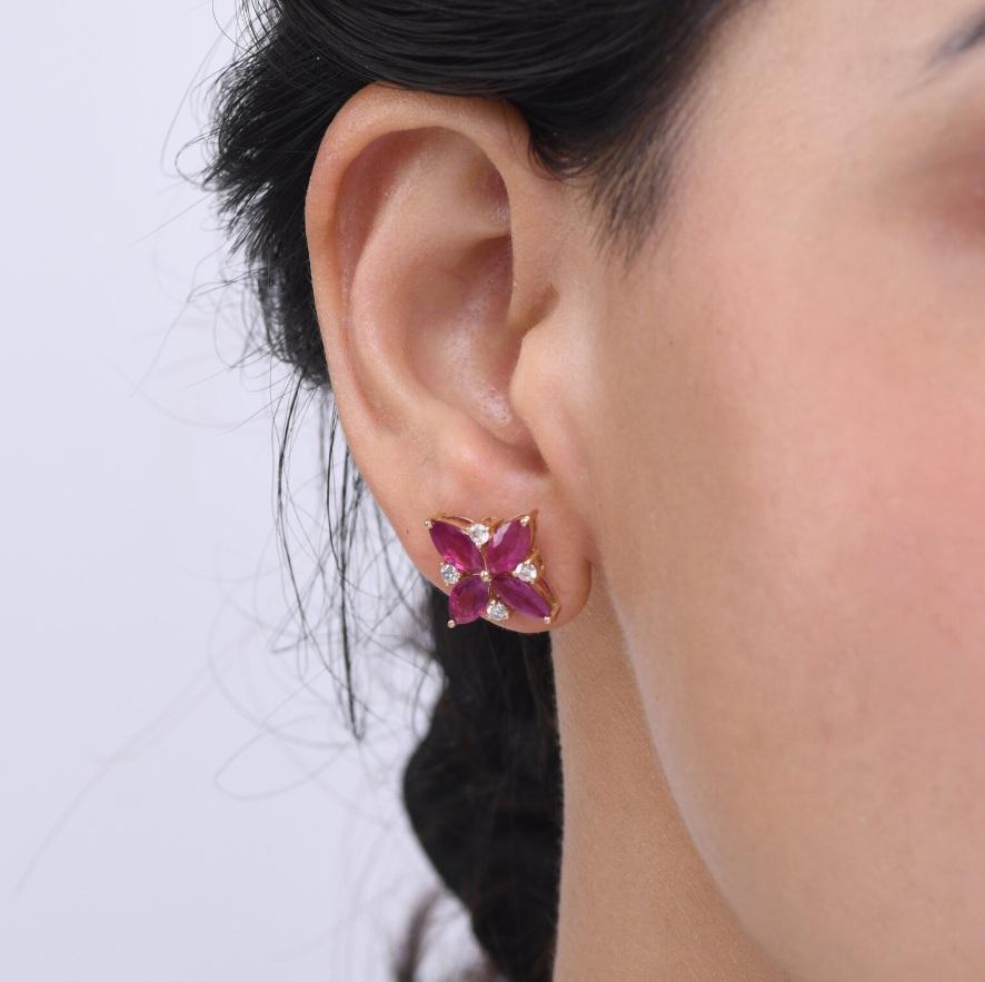 Orecchino con perno in oro 18 carati con diamante e rubino naturale in vendita 1